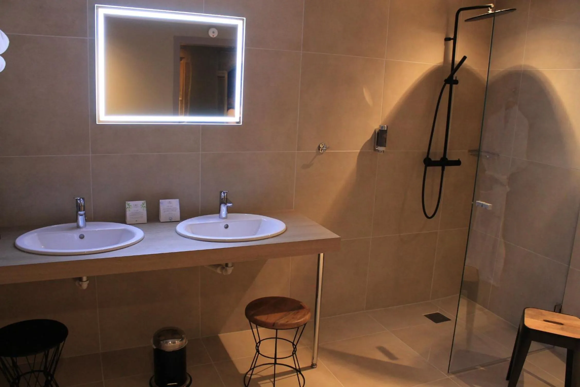 Shower in Hotel La Couronne