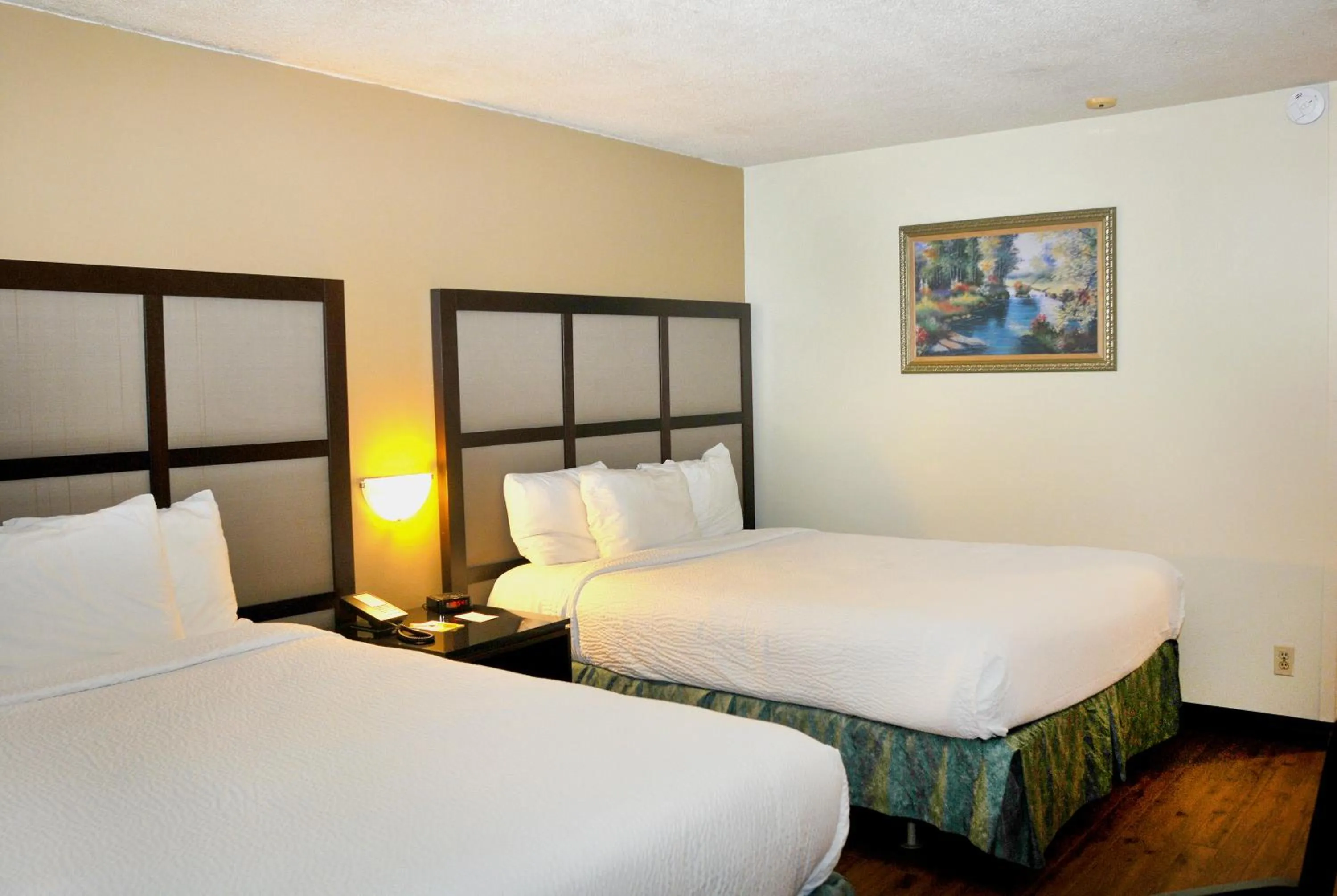 Photo of the whole room, Bed in Hotel Days Inn Blainville & Centre de Conférence