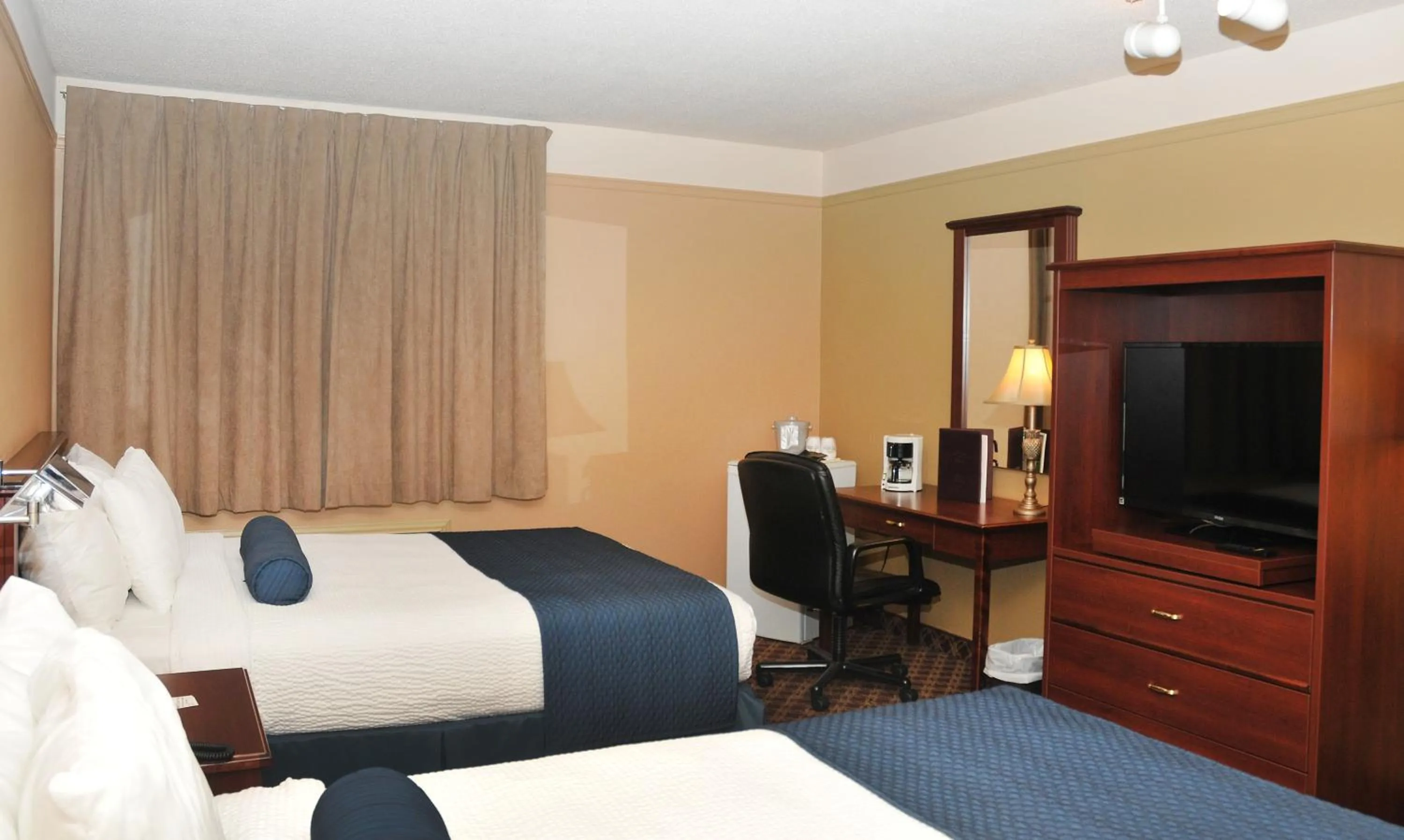 Photo of the whole room, Bed in Hotel Days Inn Blainville & Centre de Conférence