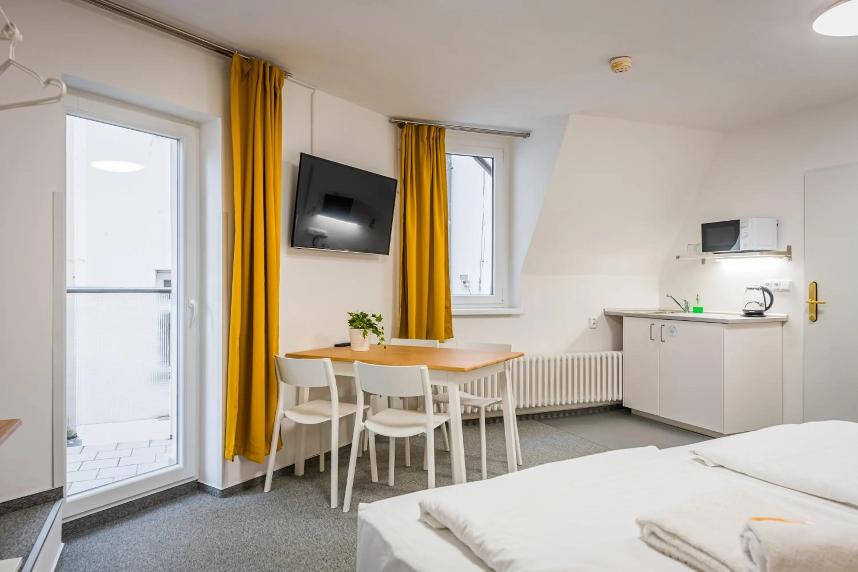 TV and multimedia, Bed in Self-service Hotel Ostaš Praha