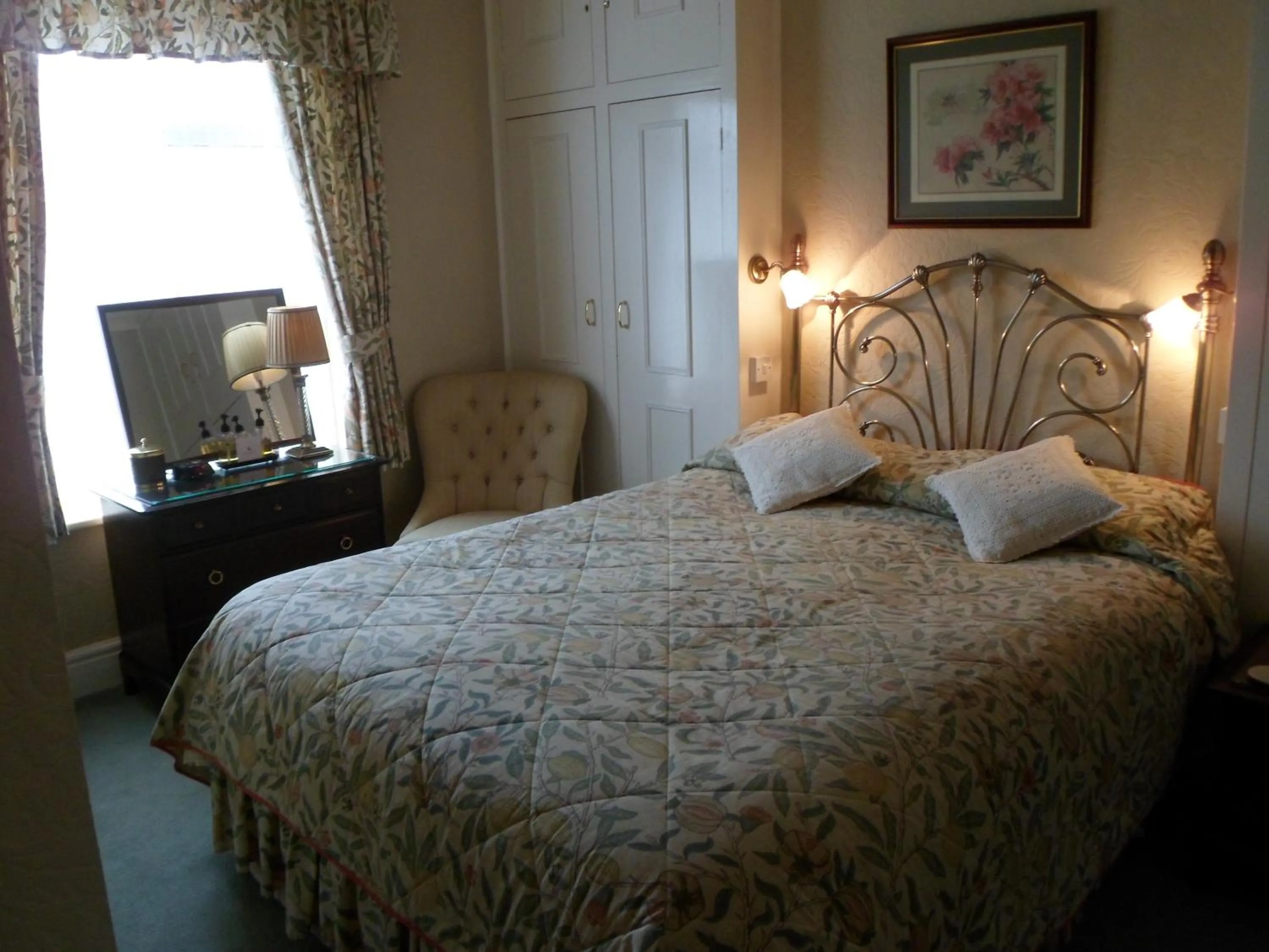 Photo of the whole room, Bed in The Farthings