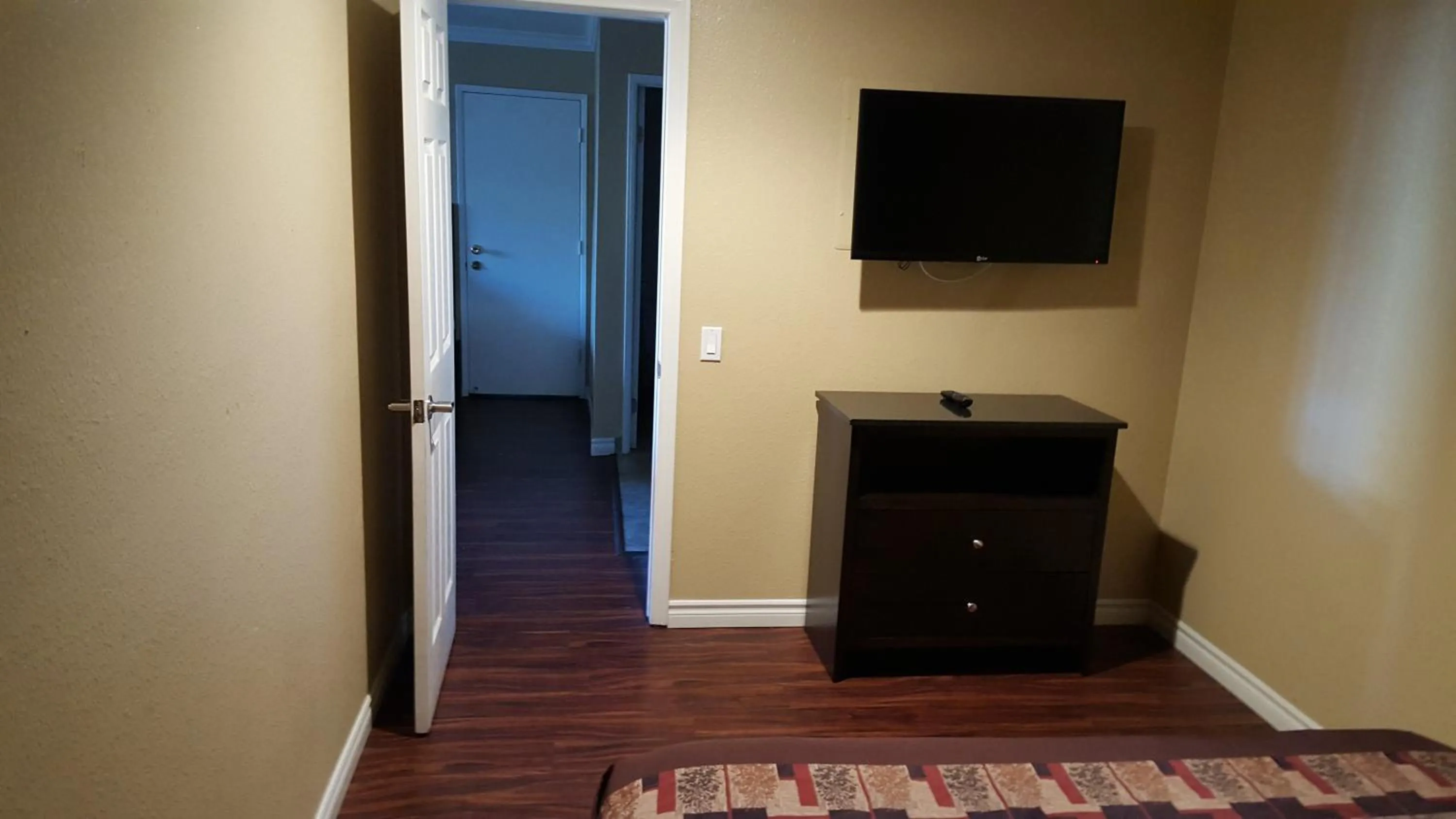 Bedroom in Anaheim Astoria Inn & Suites