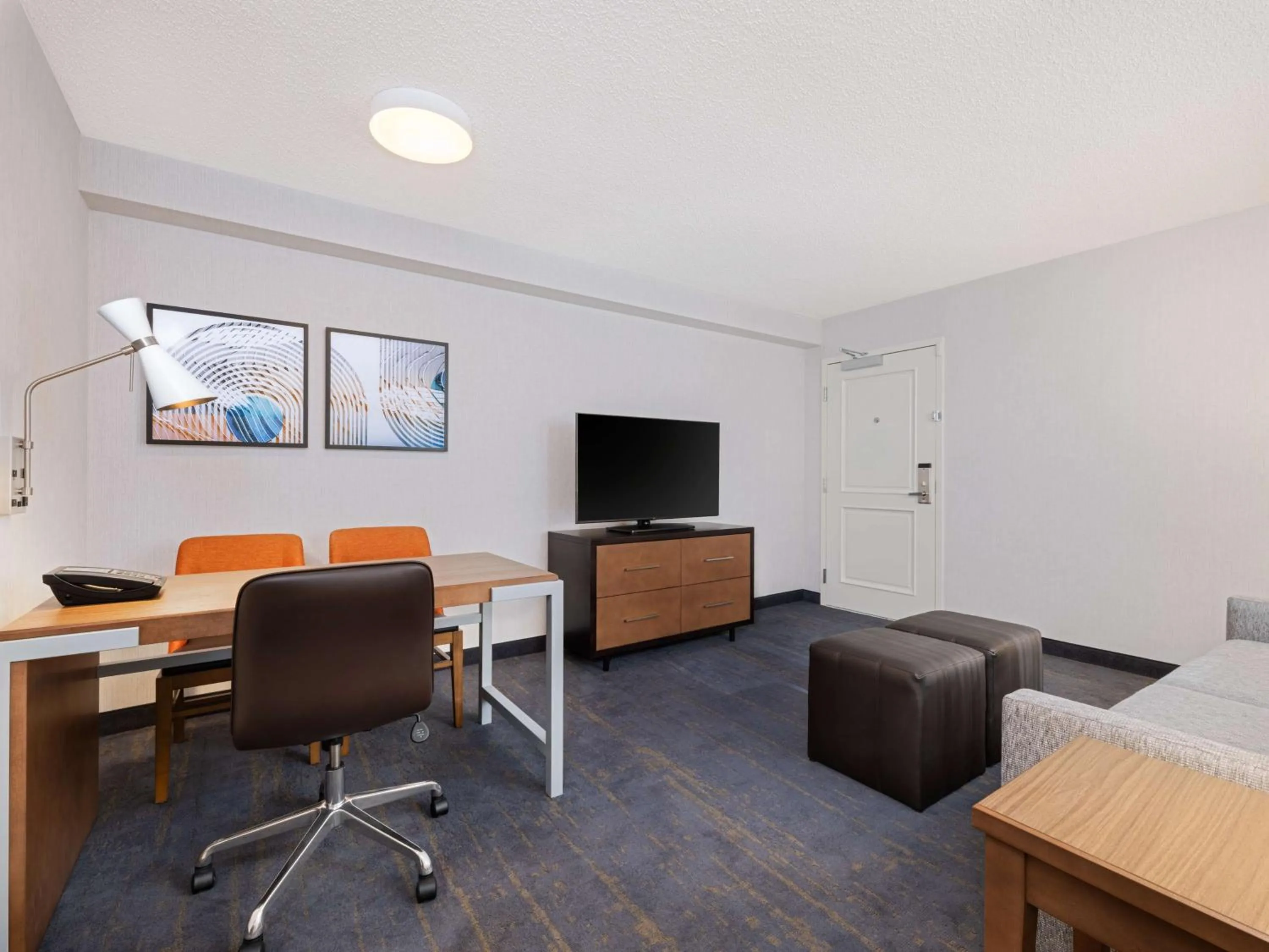 Living room in Embassy Suites Chicago - Downtown River North