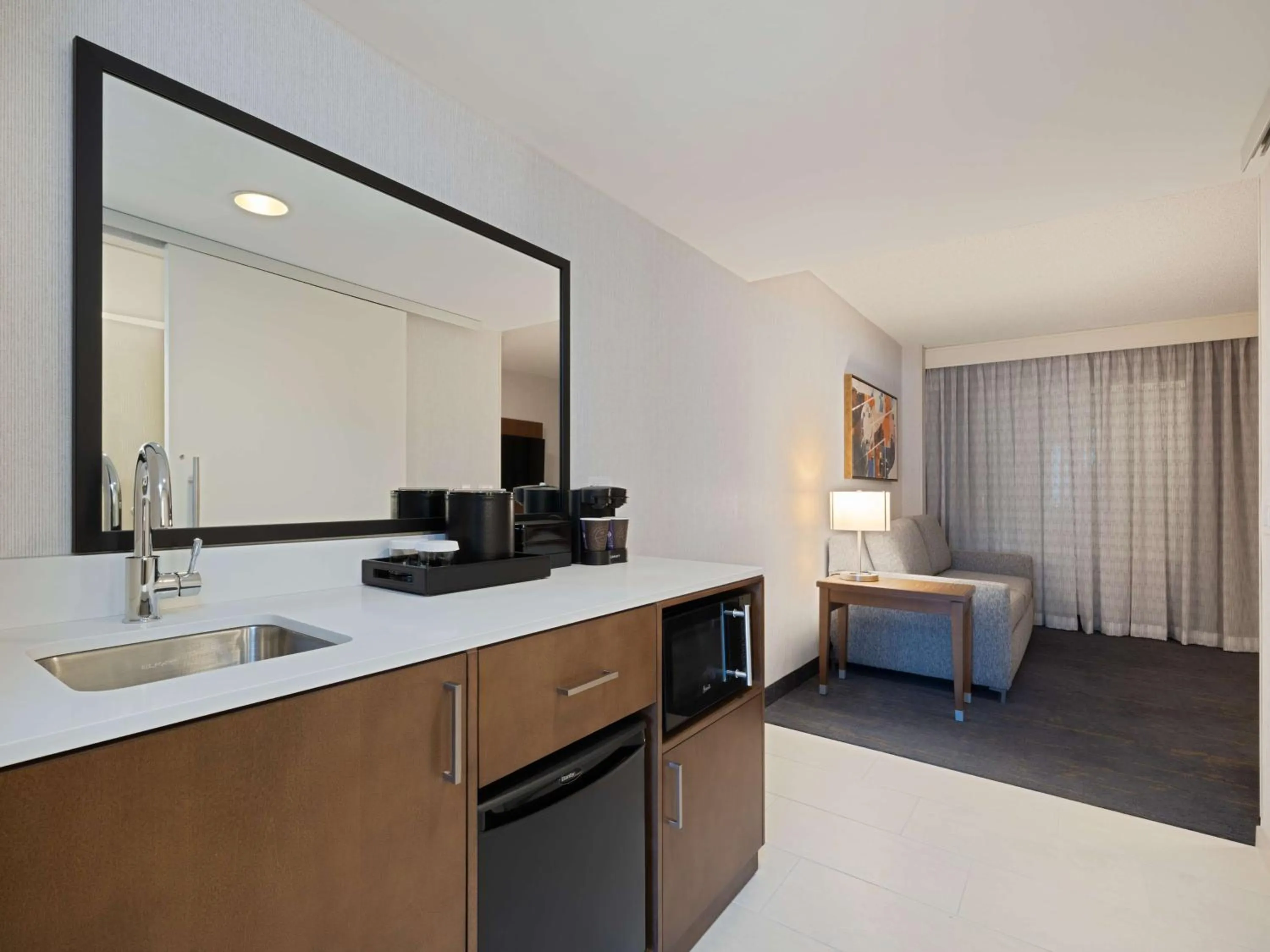 Living room in Embassy Suites Chicago - Downtown River North