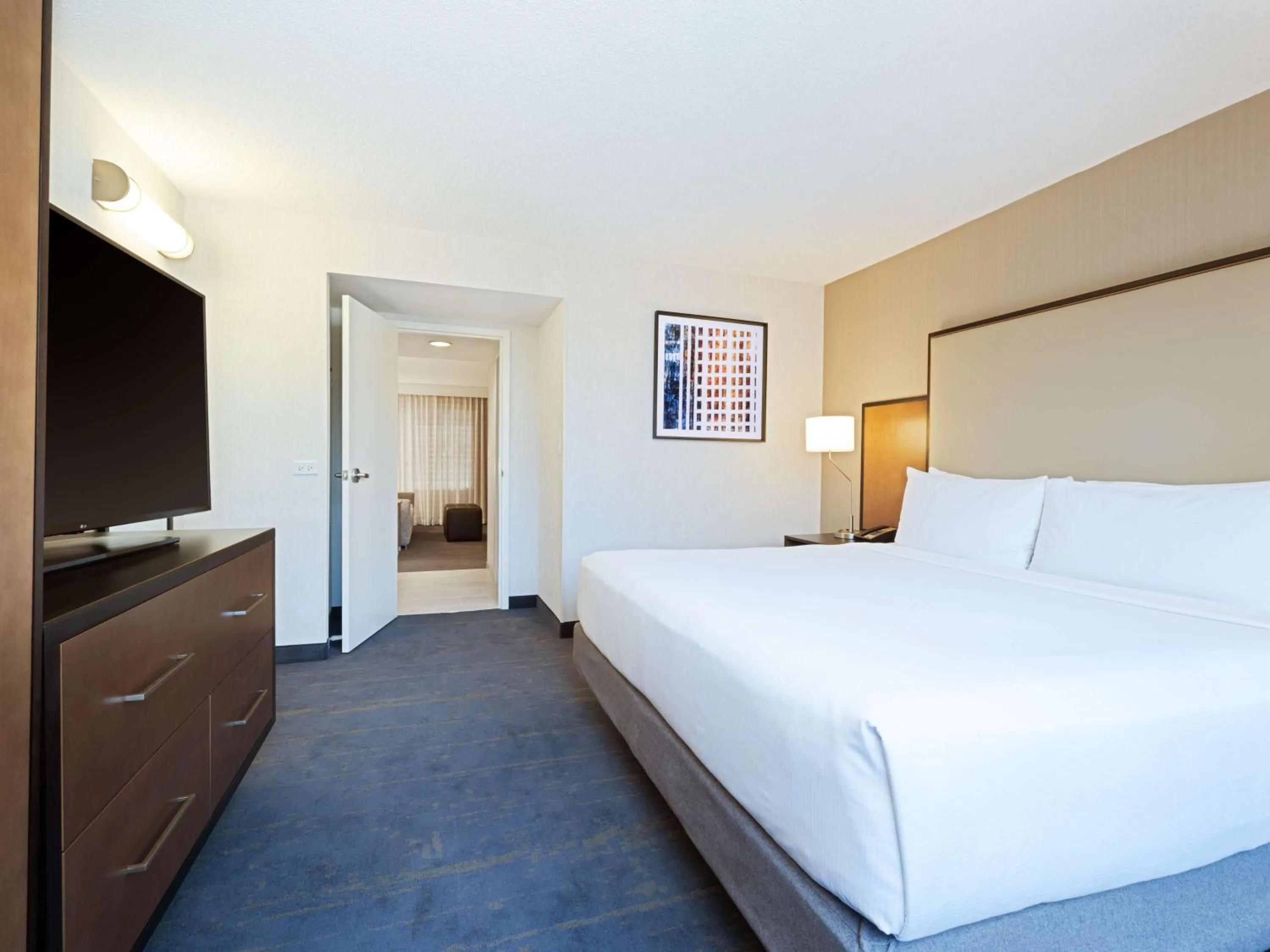 Bed in Embassy Suites Chicago - Downtown River North