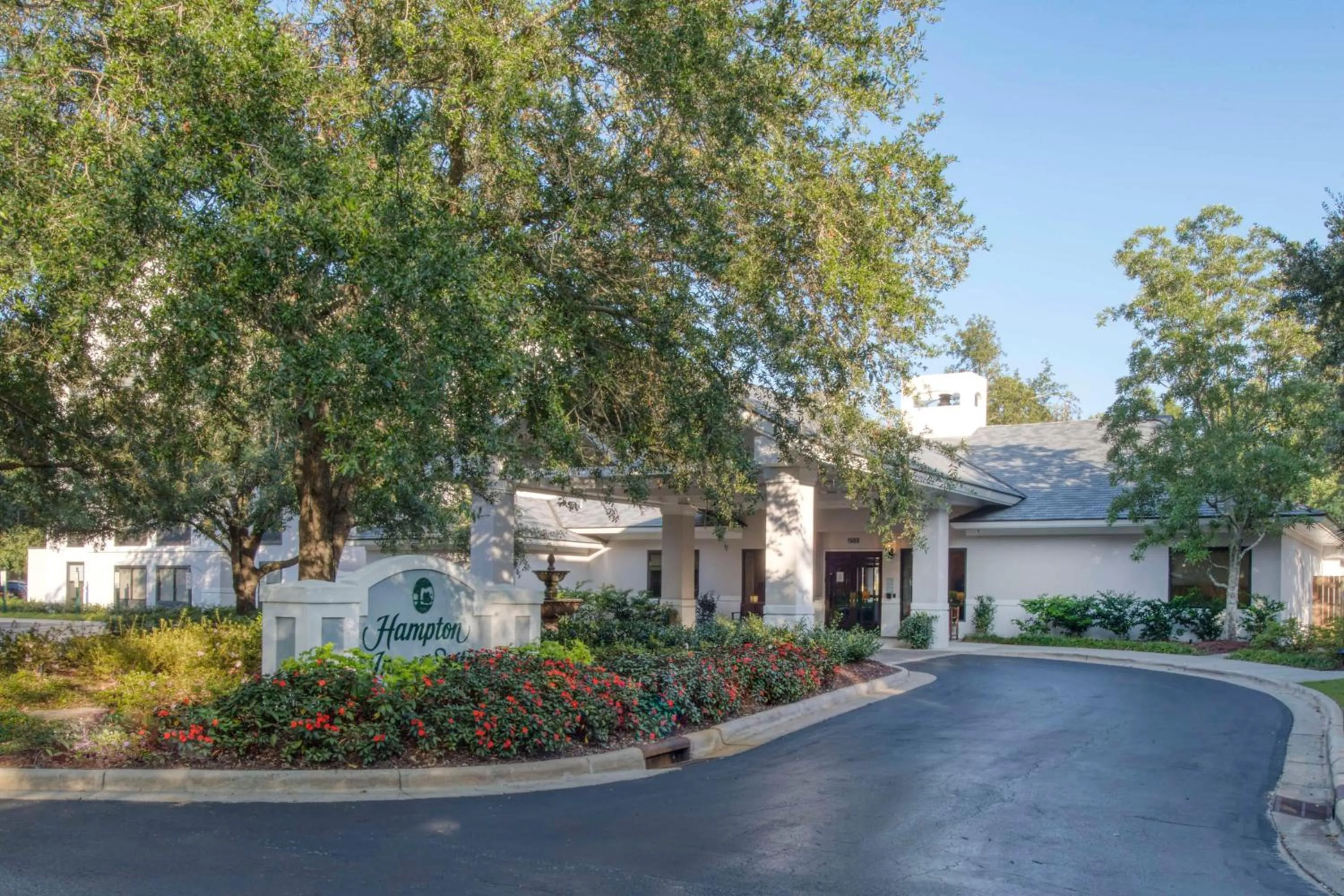 Property building in Hampton Inn & Suites Wilmington/Wrightsville Beach