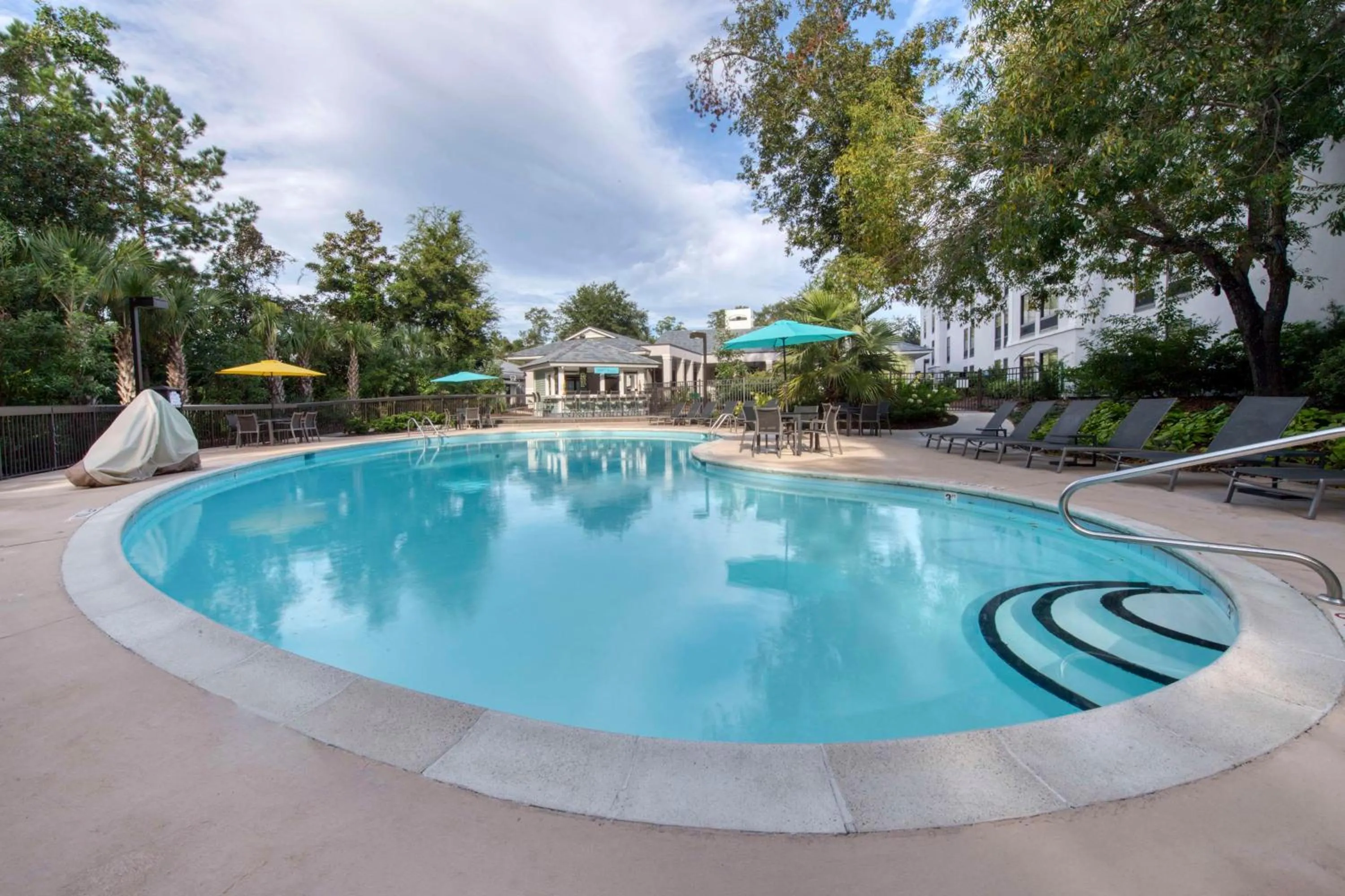 Pool view in Hampton Inn & Suites Wilmington/Wrightsville Beach