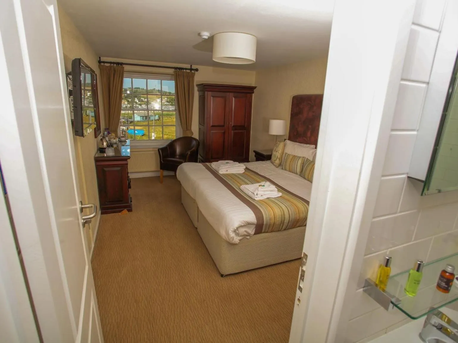 Bedroom, Bed in The George