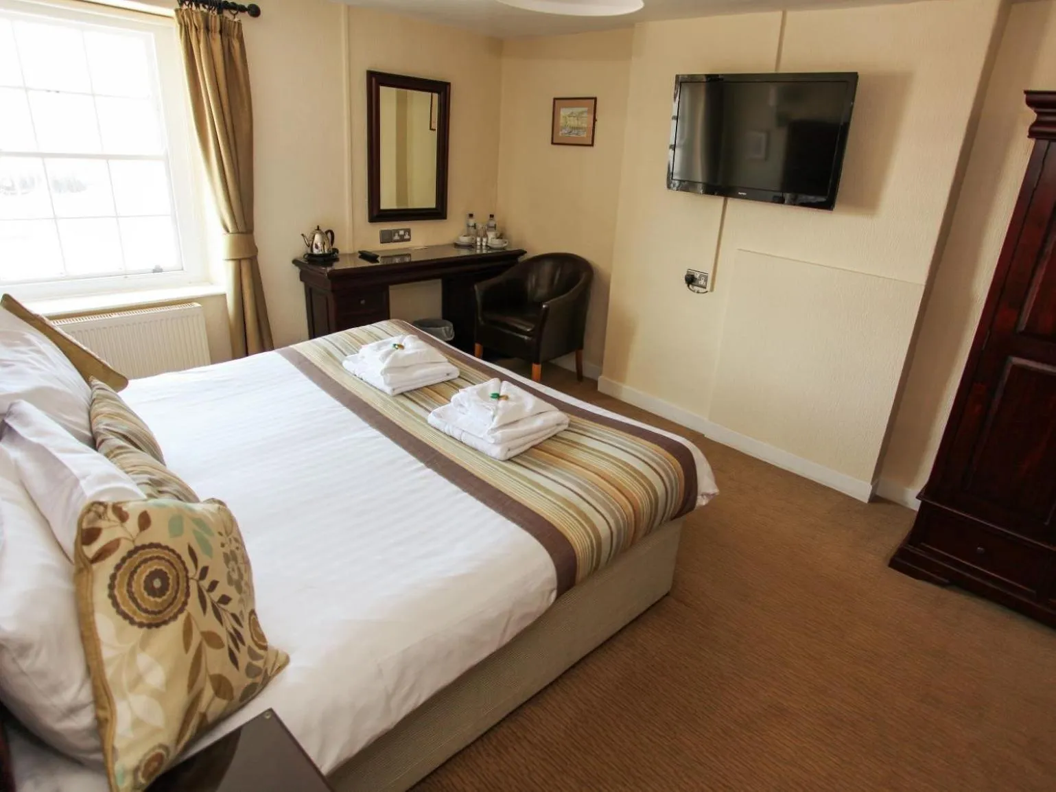 Bedroom, Bed in The George