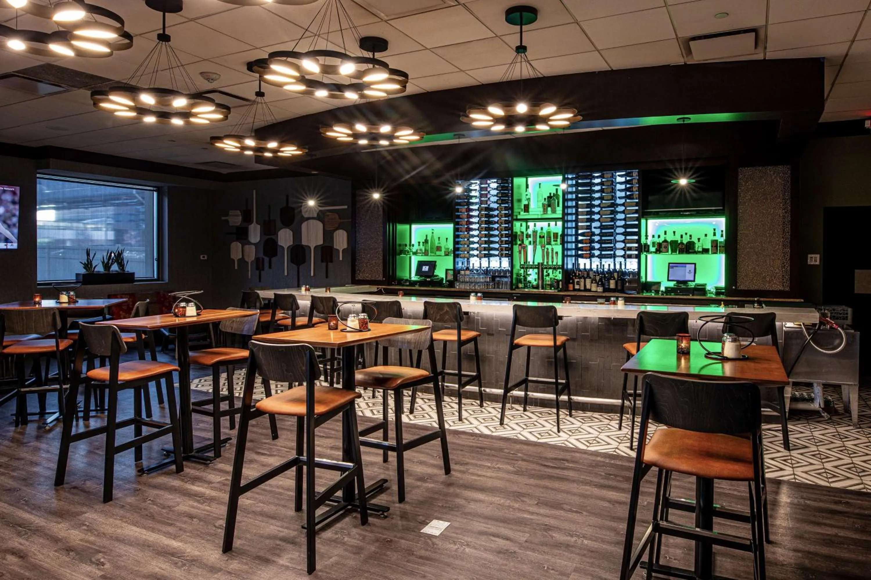 Lounge or bar in Embassy Suites by Hilton Chicago O'Hare Rosemont