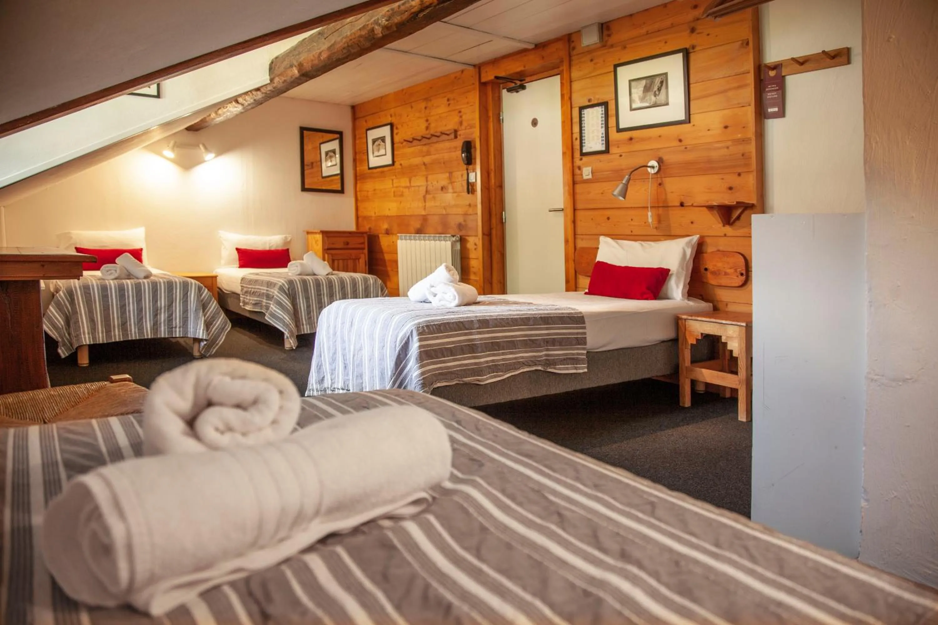Photo of the whole room, Bed in La Chaumière Mountain Lodge