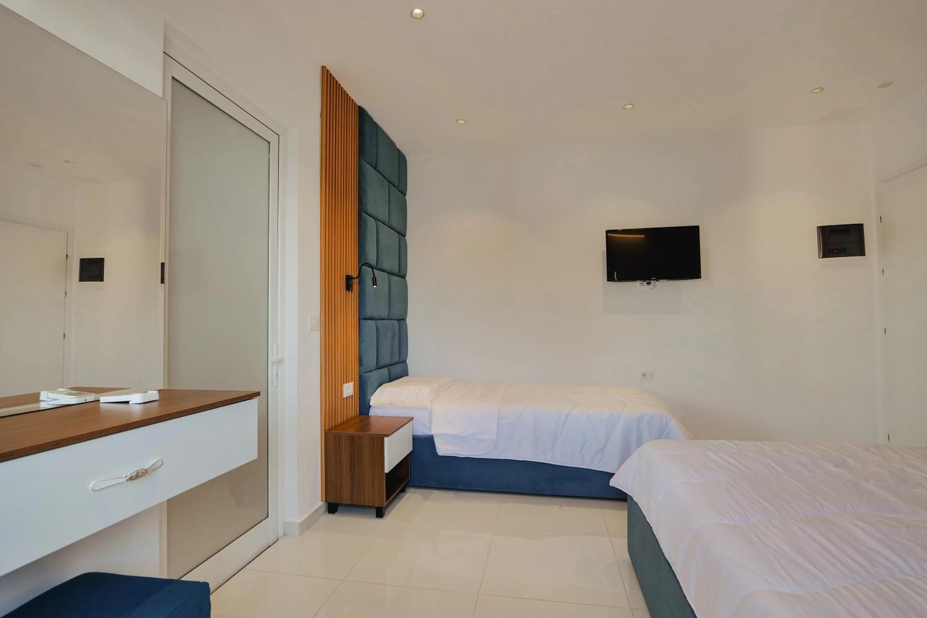Deluxe Triple Room with Sea View in Vila Eduart