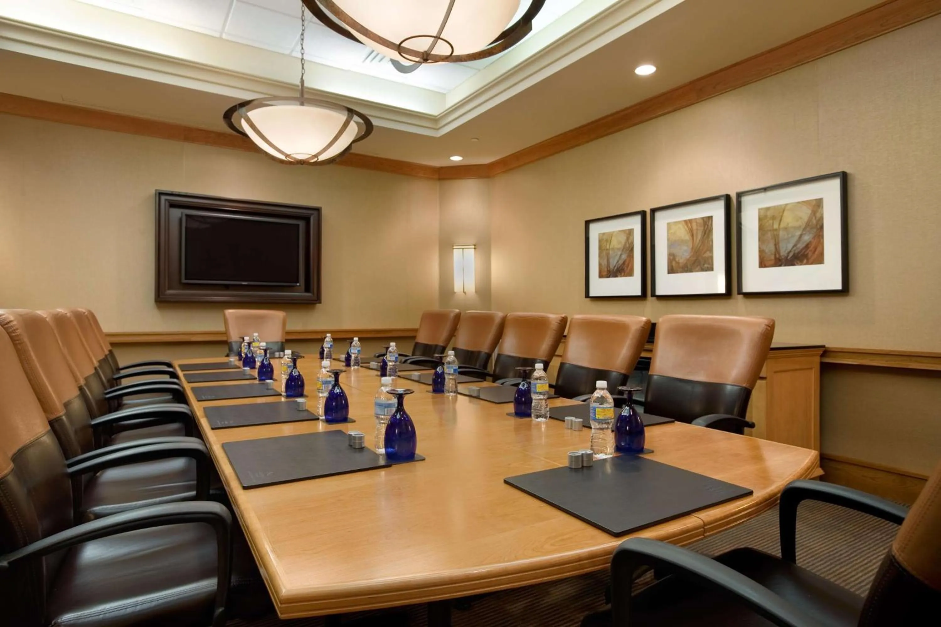 Meeting/conference room in Hilton Suites Chicago/Oakbrook Terrace