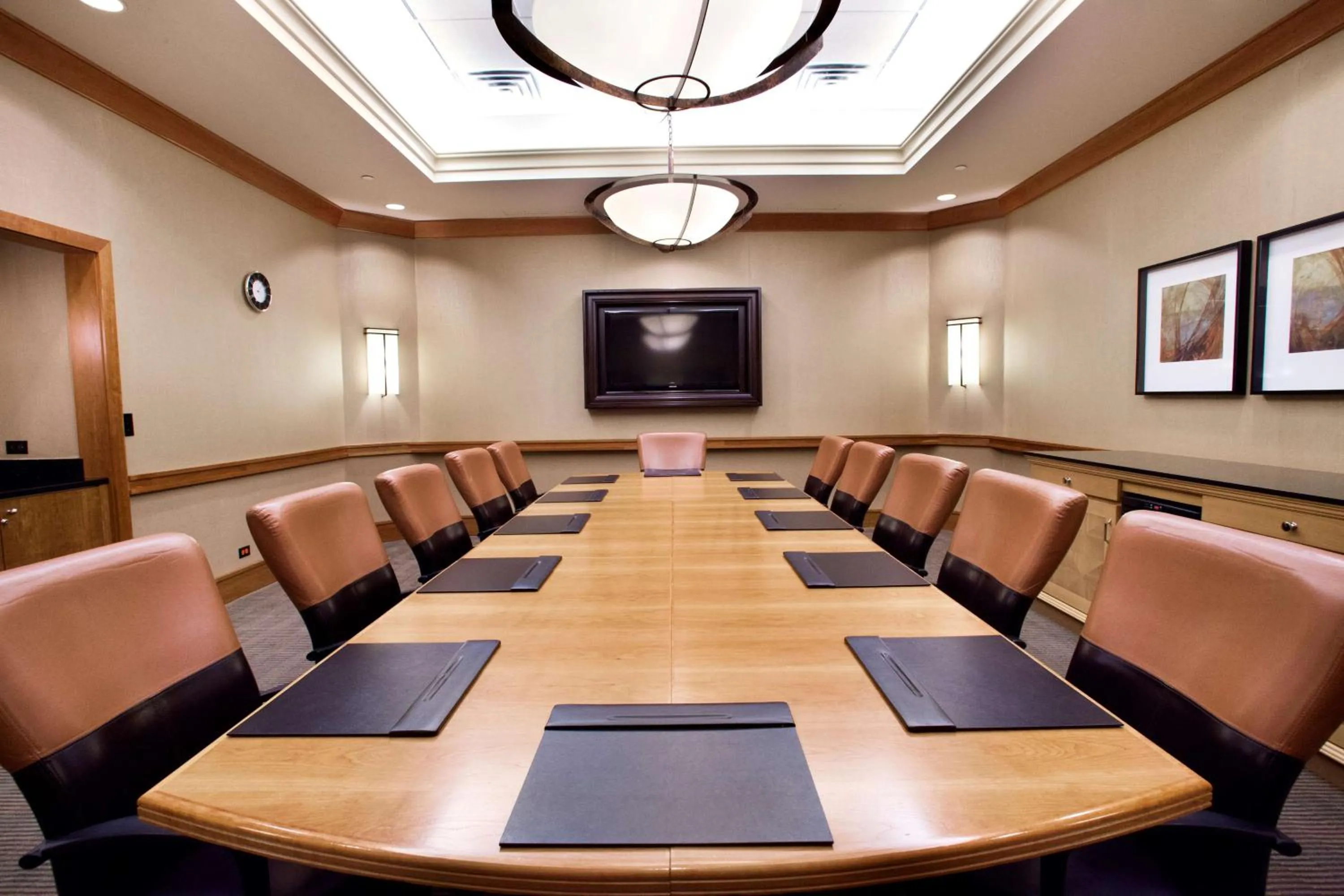 Meeting/conference room in Hilton Suites Chicago/Oakbrook Terrace