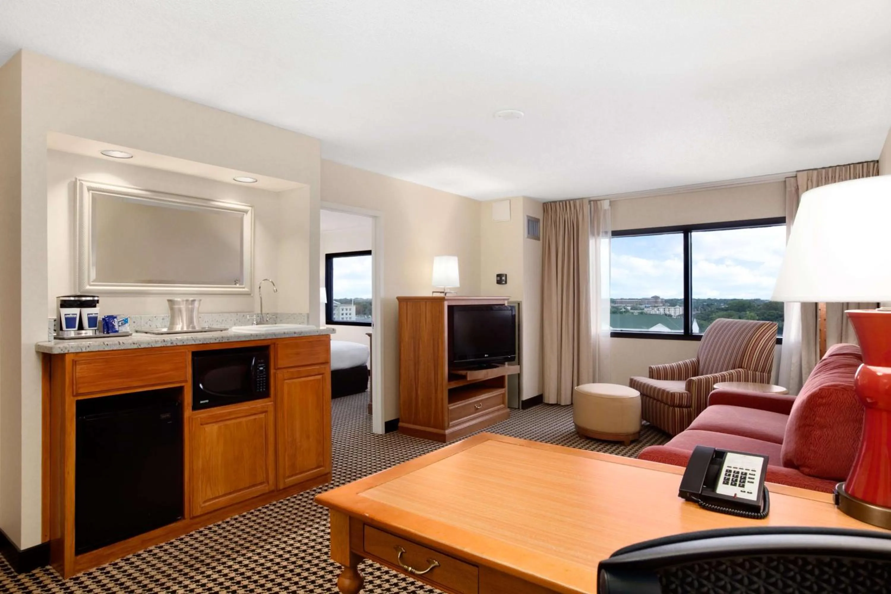 Living room, Bed in Hilton Suites Chicago/Oakbrook Terrace
