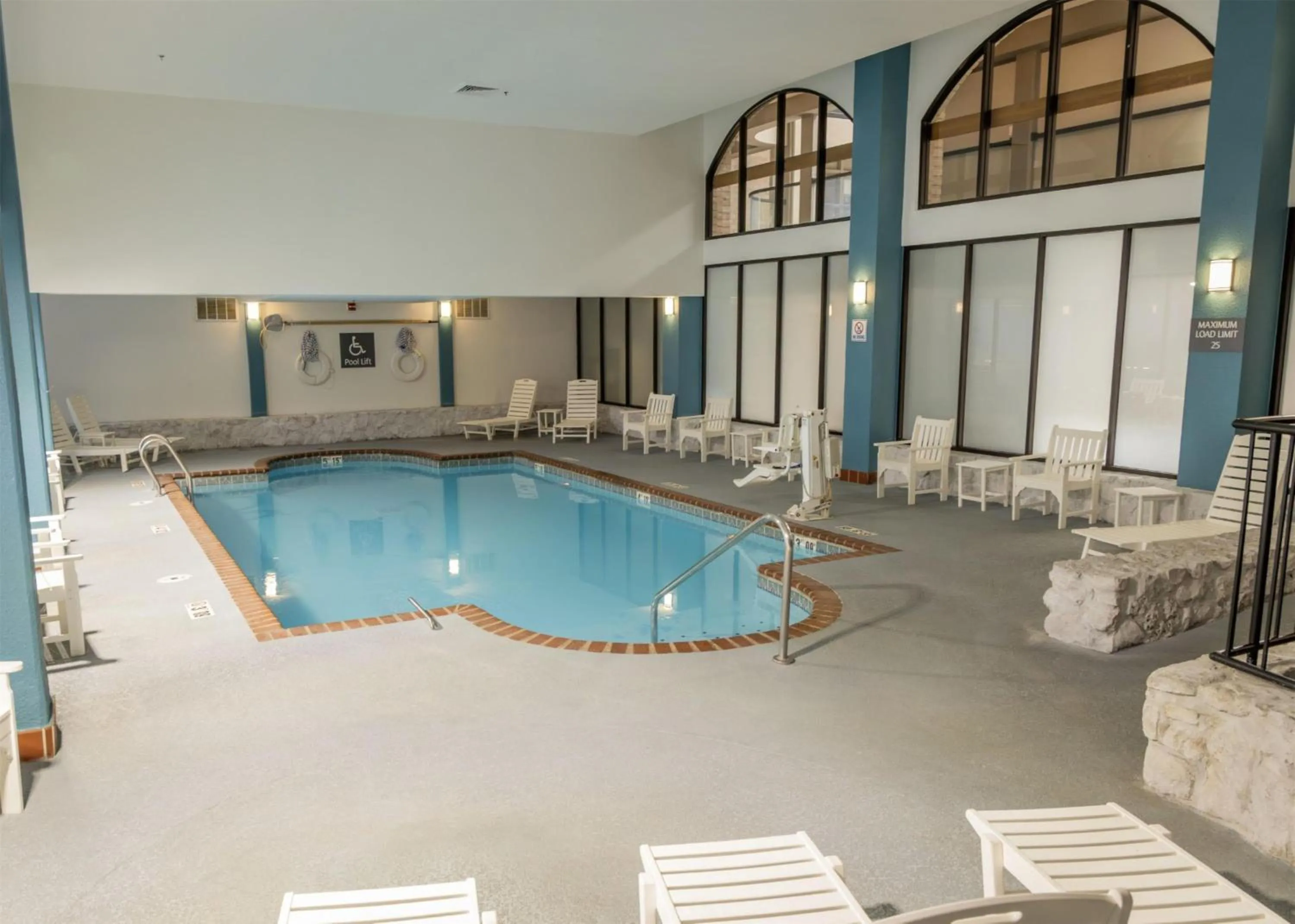 Swimming pool in Embassy Suites by Hilton Chicago Schaumburg Woodfield