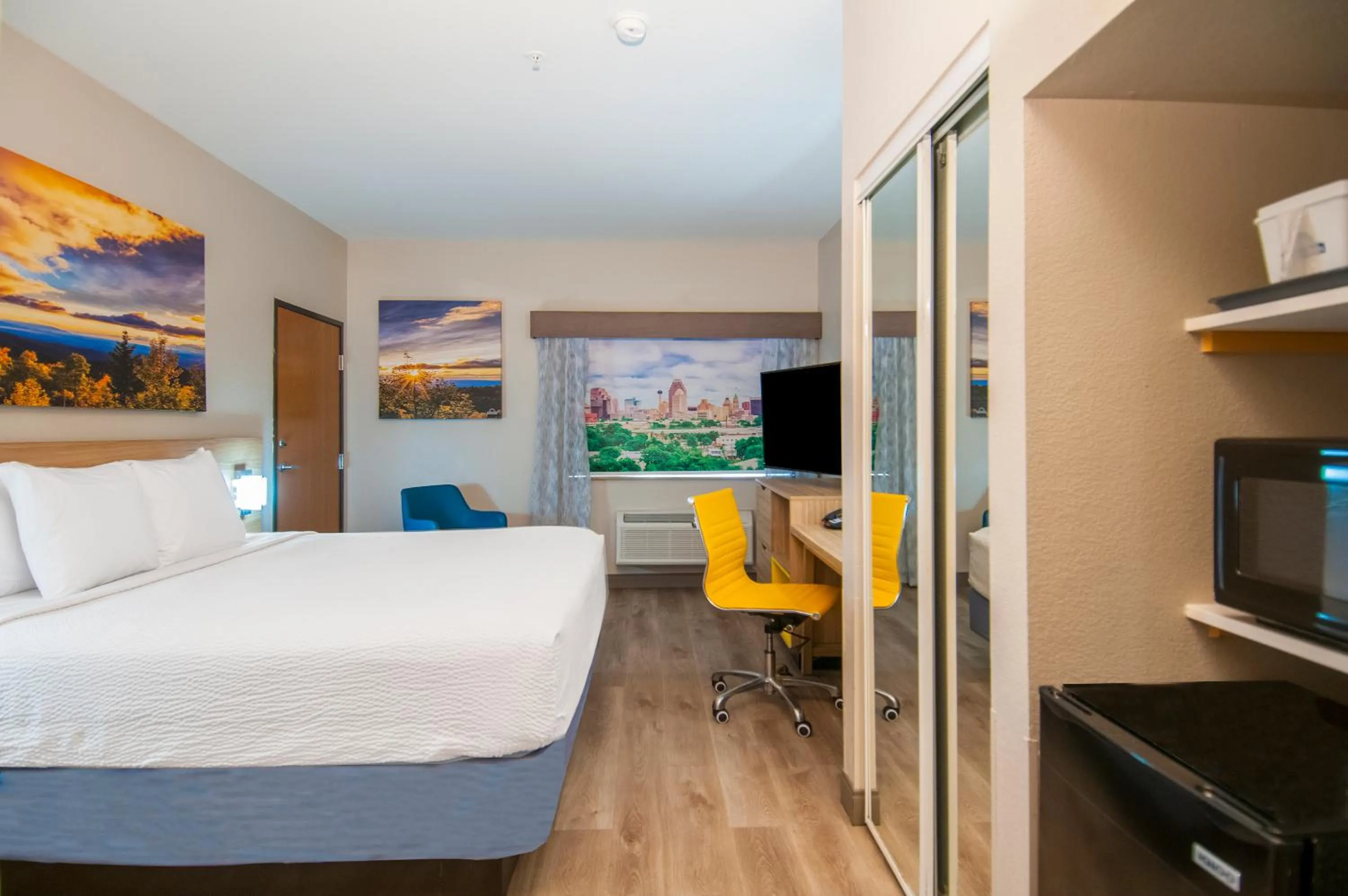 Bedroom, Bed in Days Inn & Suites by Wyndham San Antonio North/Stone Oak