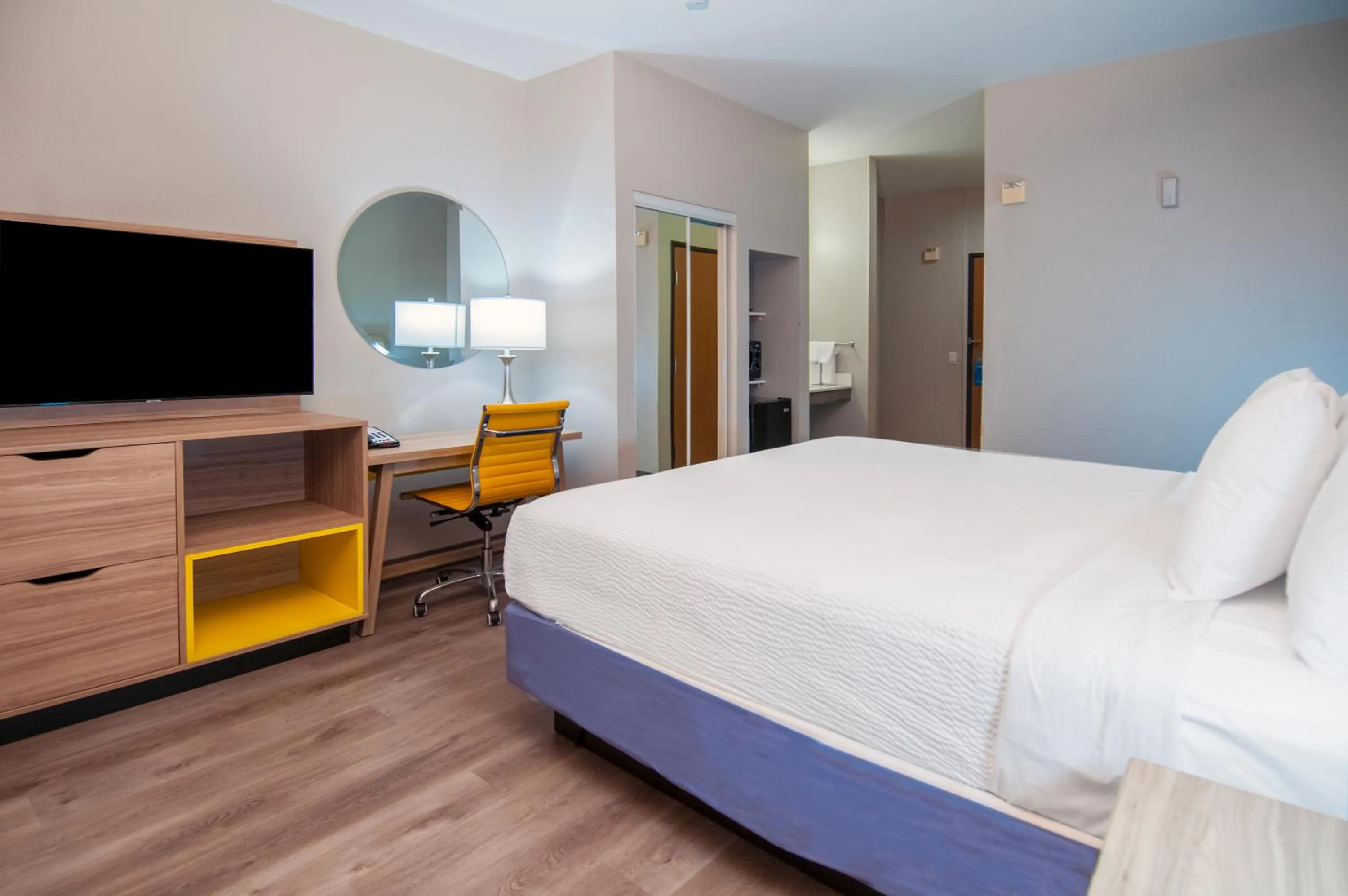 Bedroom, Bed in Days Inn & Suites by Wyndham San Antonio North/Stone Oak