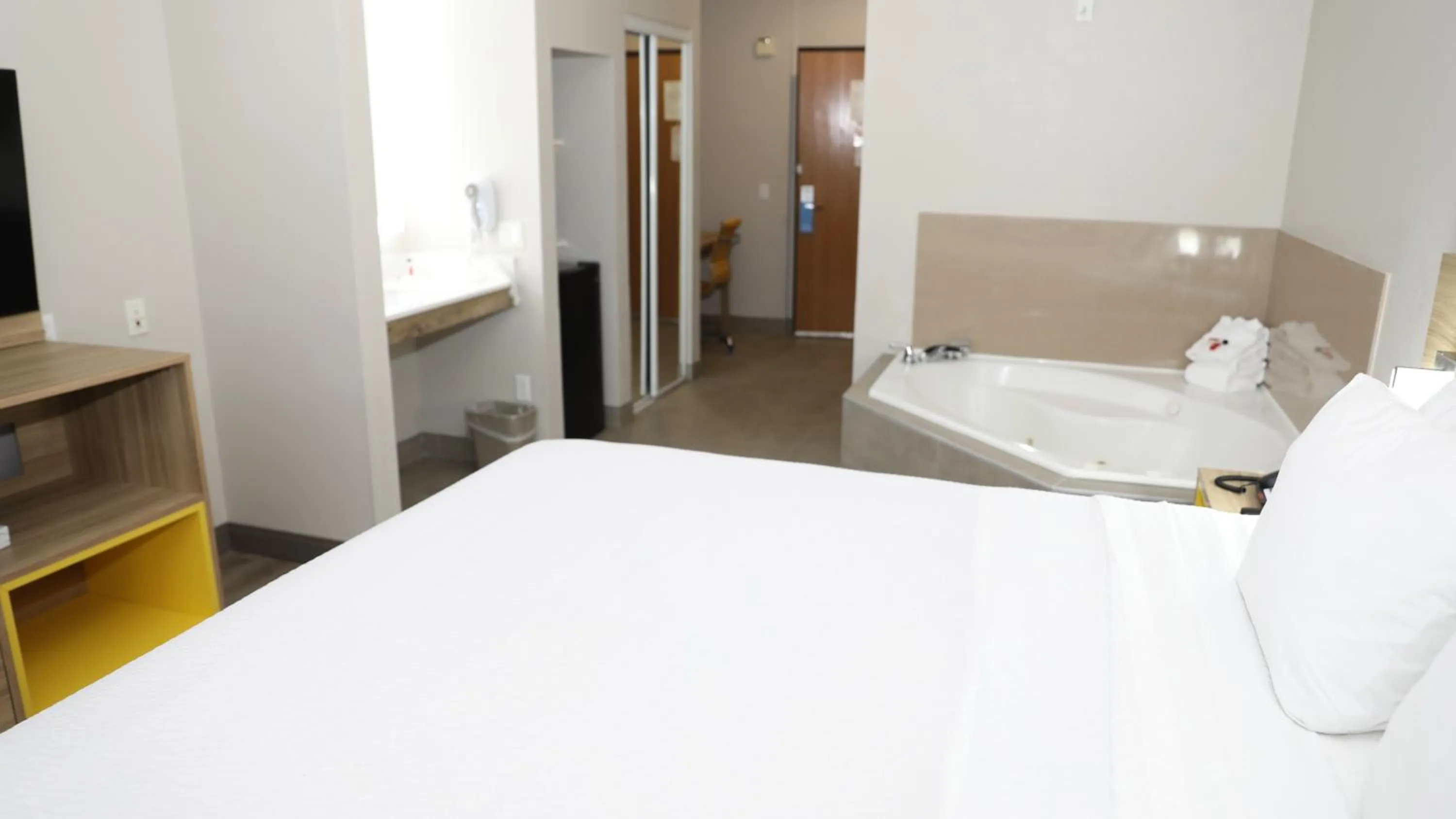 Bed in Days Inn & Suites by Wyndham San Antonio North/Stone Oak