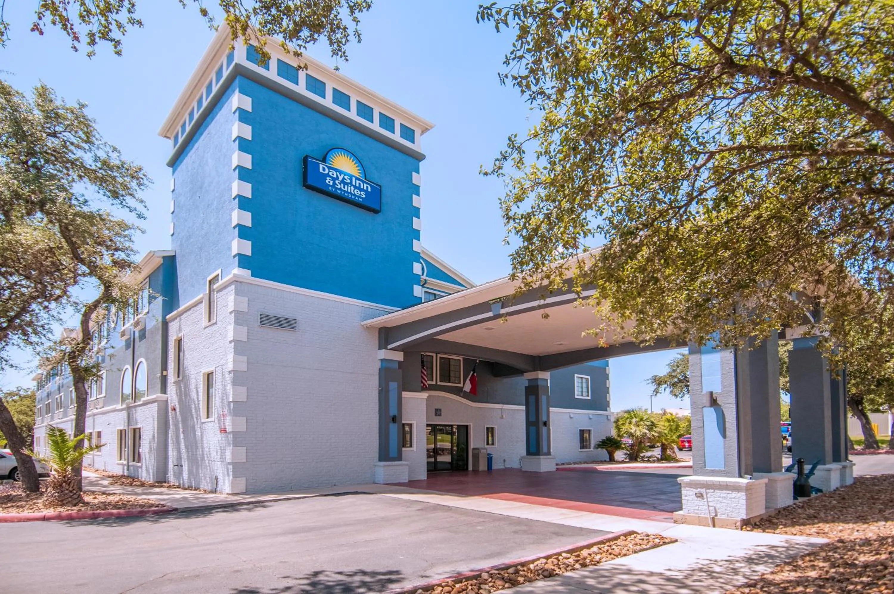 Property building in Days Inn & Suites by Wyndham San Antonio North/Stone Oak