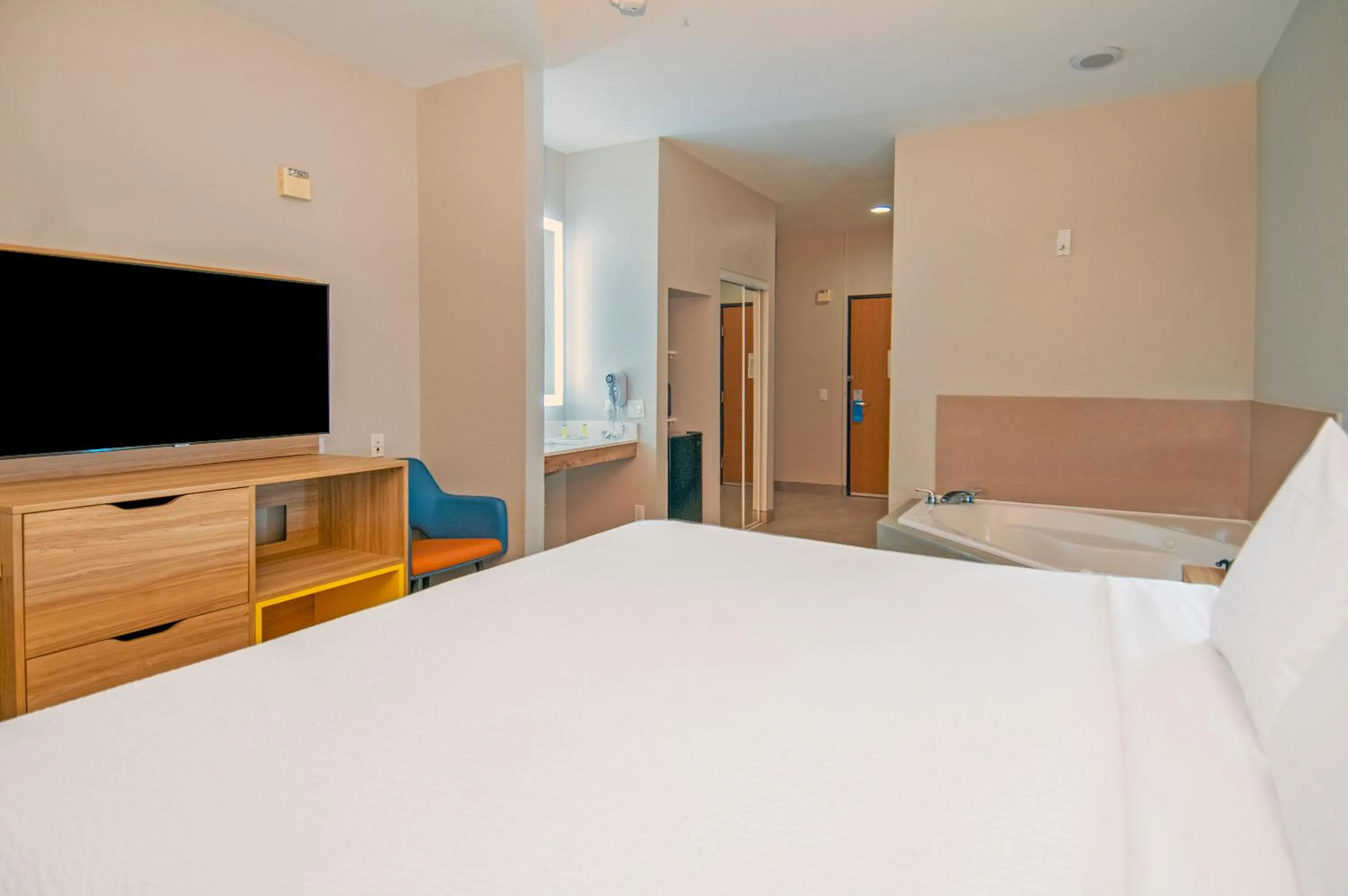 Bedroom, Bed in Days Inn & Suites by Wyndham San Antonio North/Stone Oak