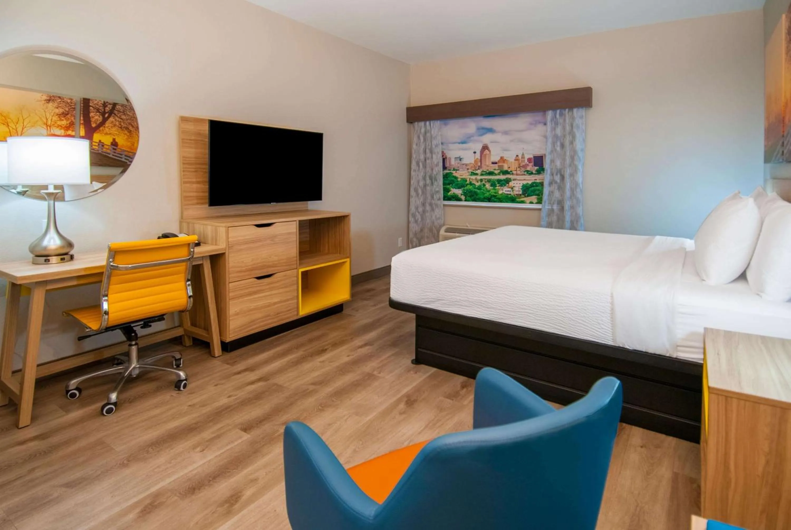 Photo of the whole room, Bed in Days Inn & Suites by Wyndham San Antonio North/Stone Oak