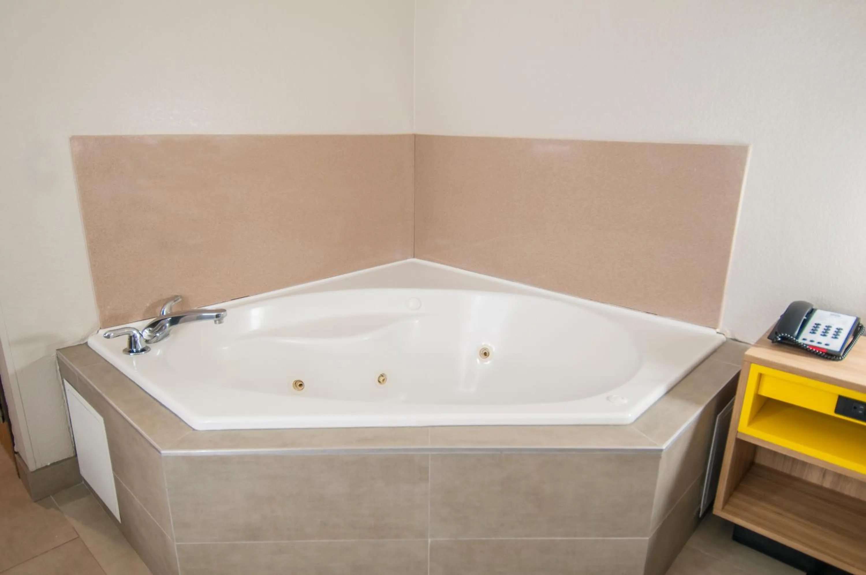 Hot Tub in Days Inn & Suites by Wyndham San Antonio North/Stone Oak