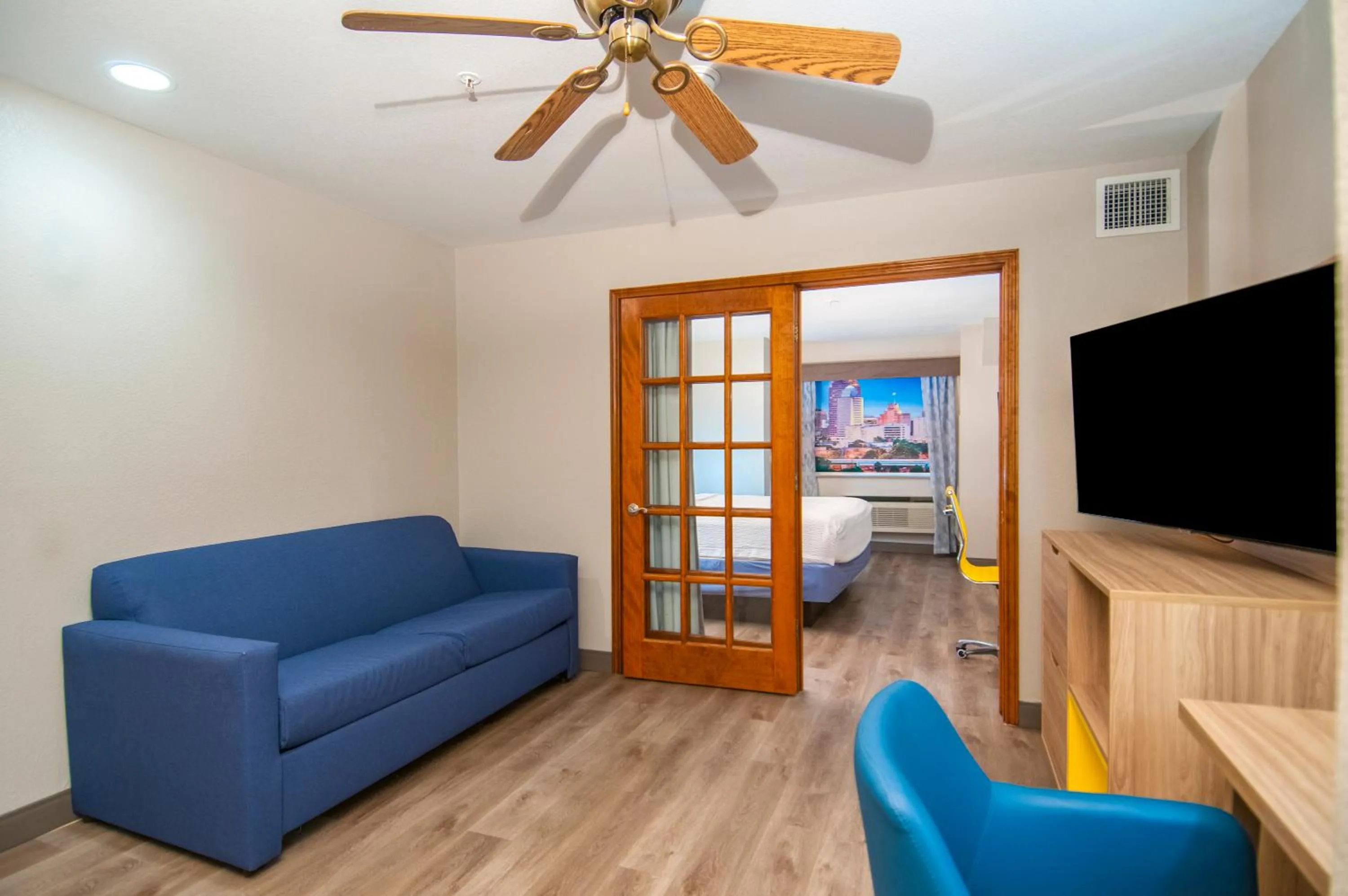 Living room in Days Inn & Suites by Wyndham San Antonio North/Stone Oak