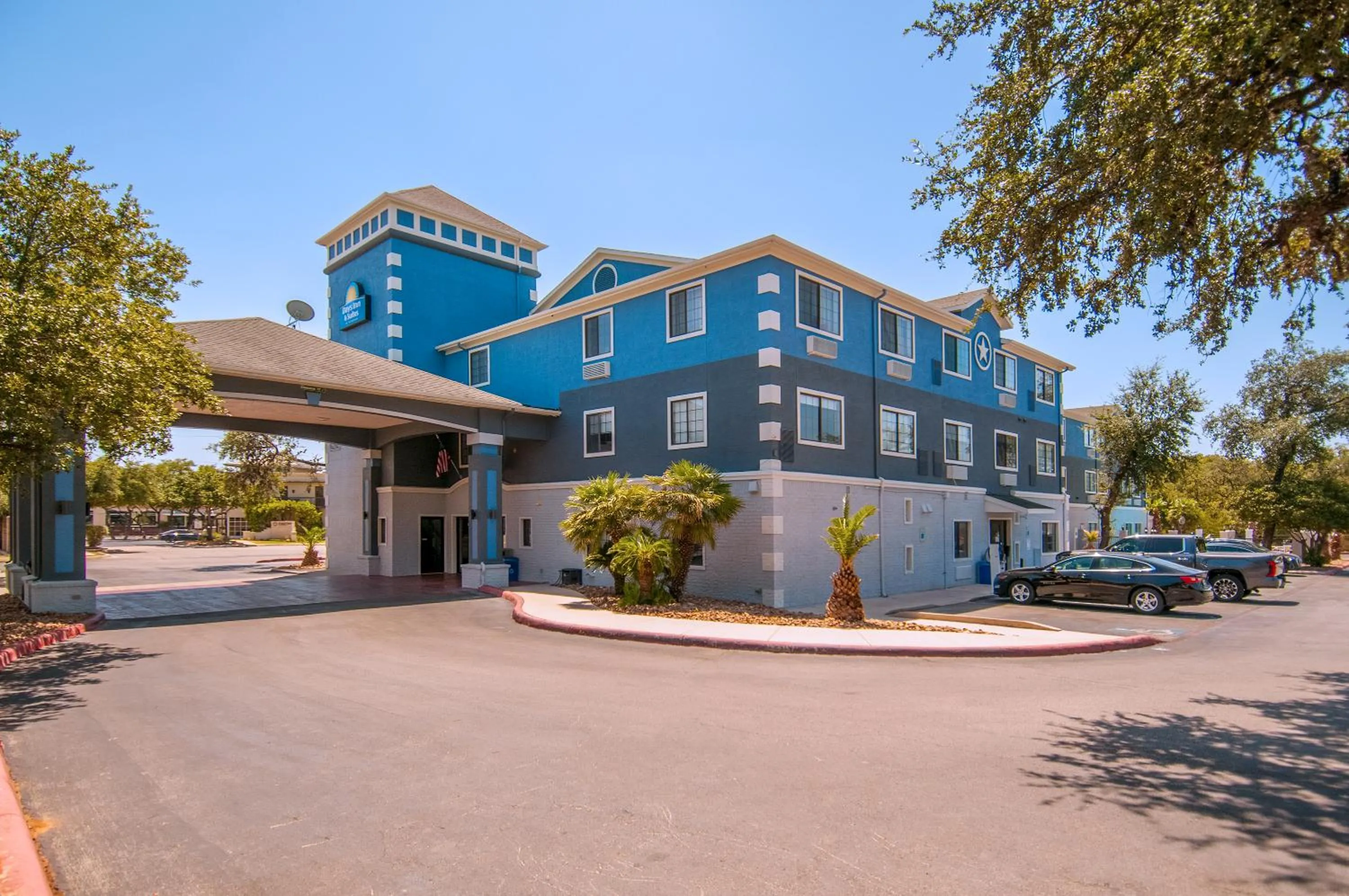 Property building in Days Inn & Suites by Wyndham San Antonio North/Stone Oak