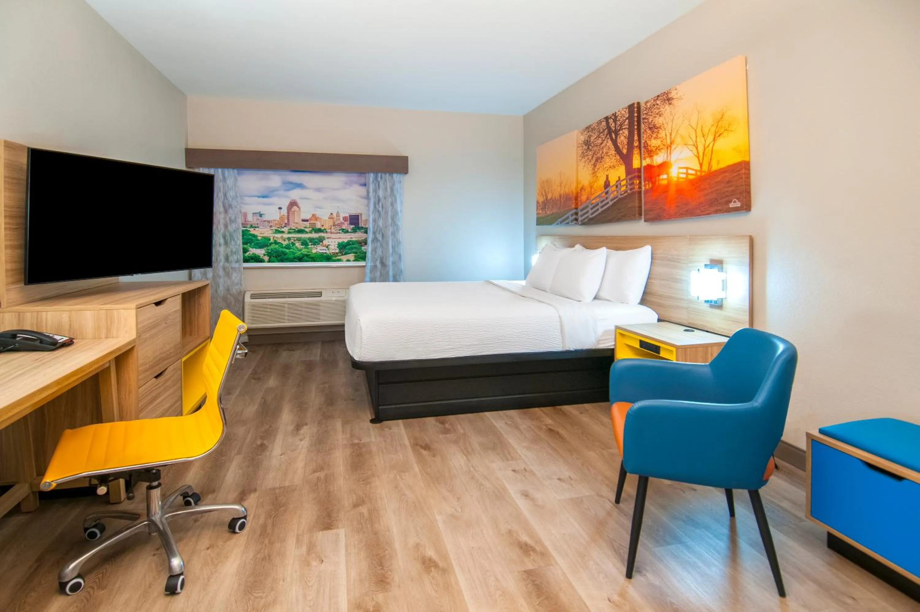 Bedroom, Bed in Days Inn & Suites by Wyndham San Antonio North/Stone Oak
