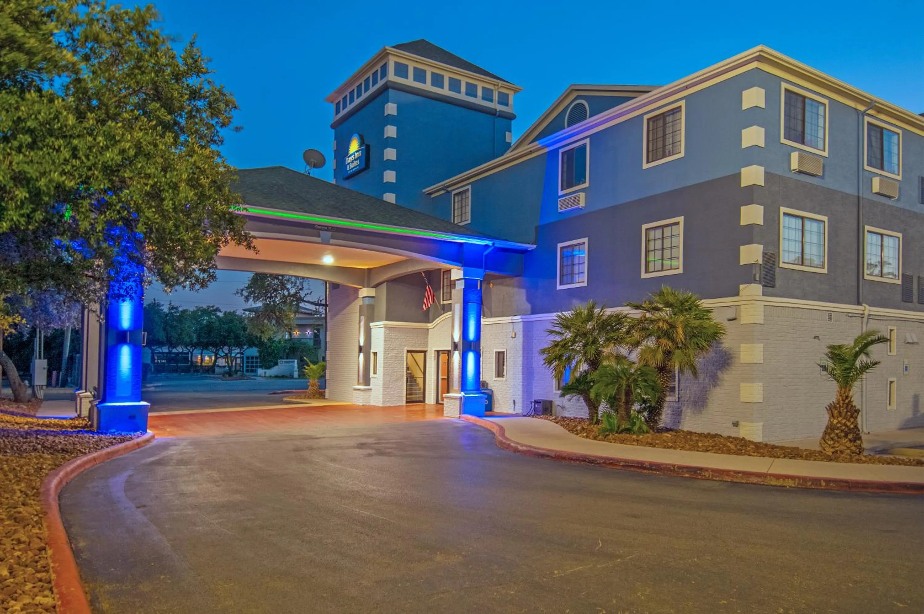 Property building in Days Inn & Suites by Wyndham San Antonio North/Stone Oak