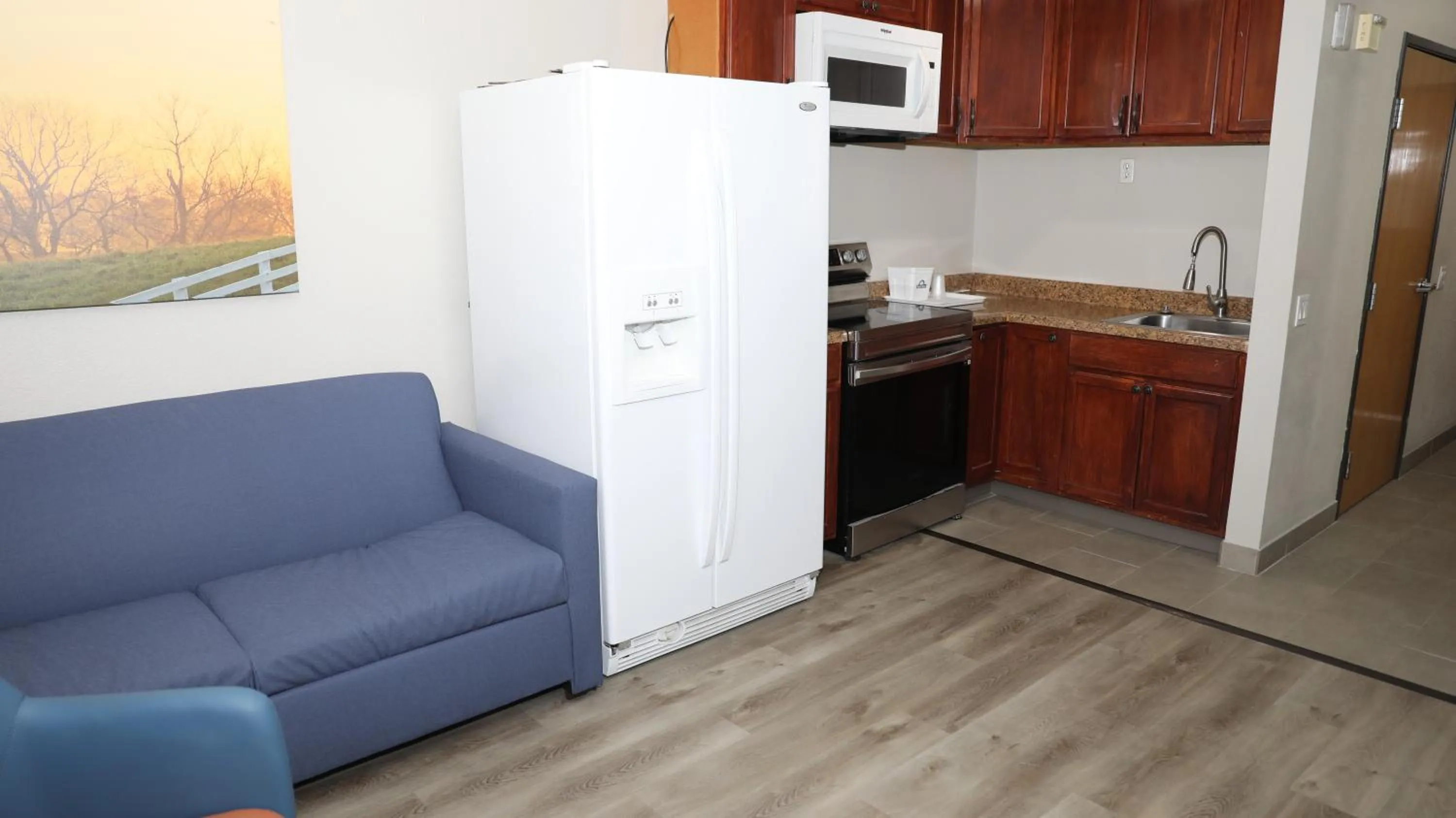 Kitchen or kitchenette in Days Inn & Suites by Wyndham San Antonio North/Stone Oak