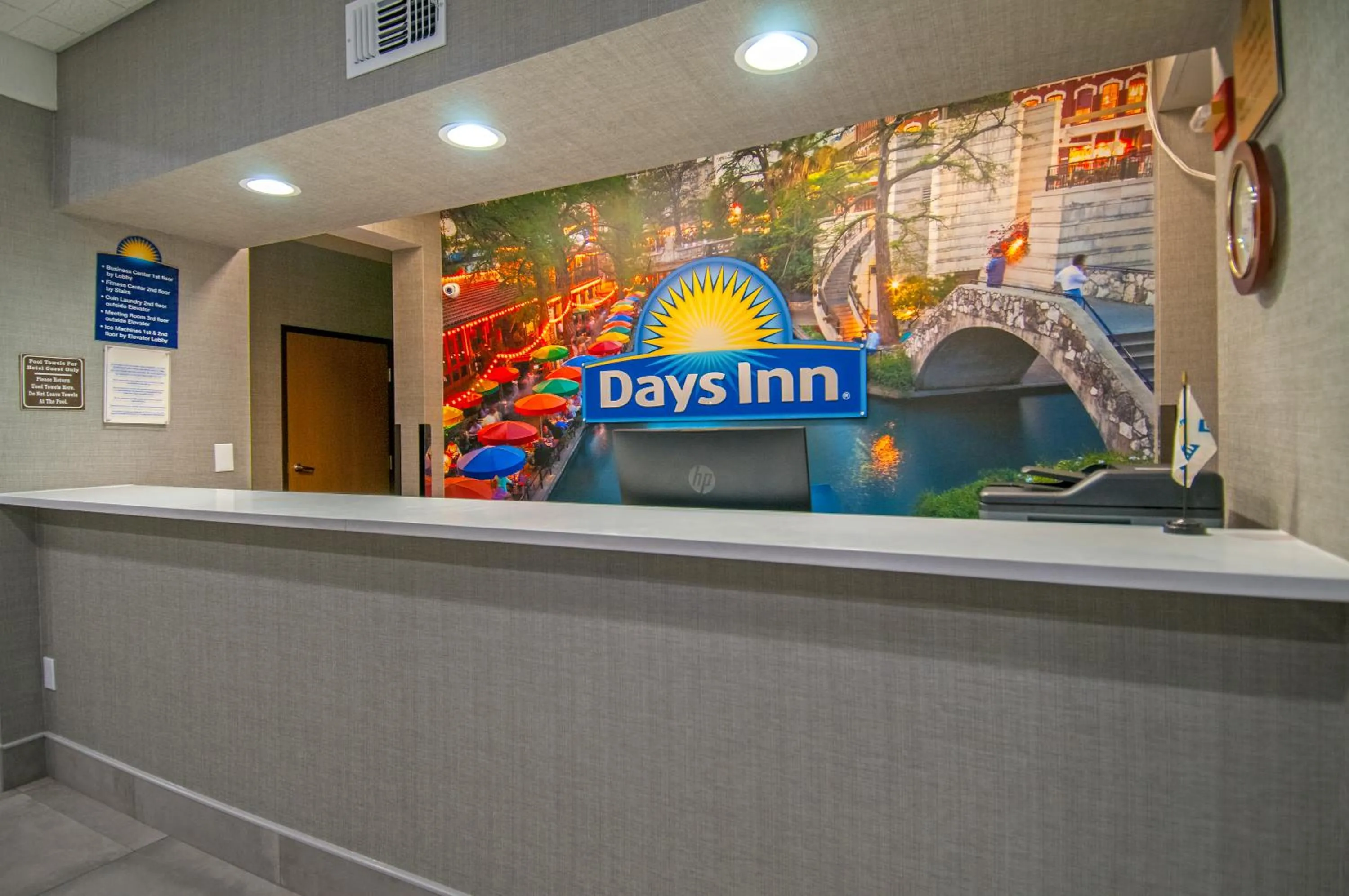 Lobby or reception in Days Inn & Suites by Wyndham San Antonio North/Stone Oak