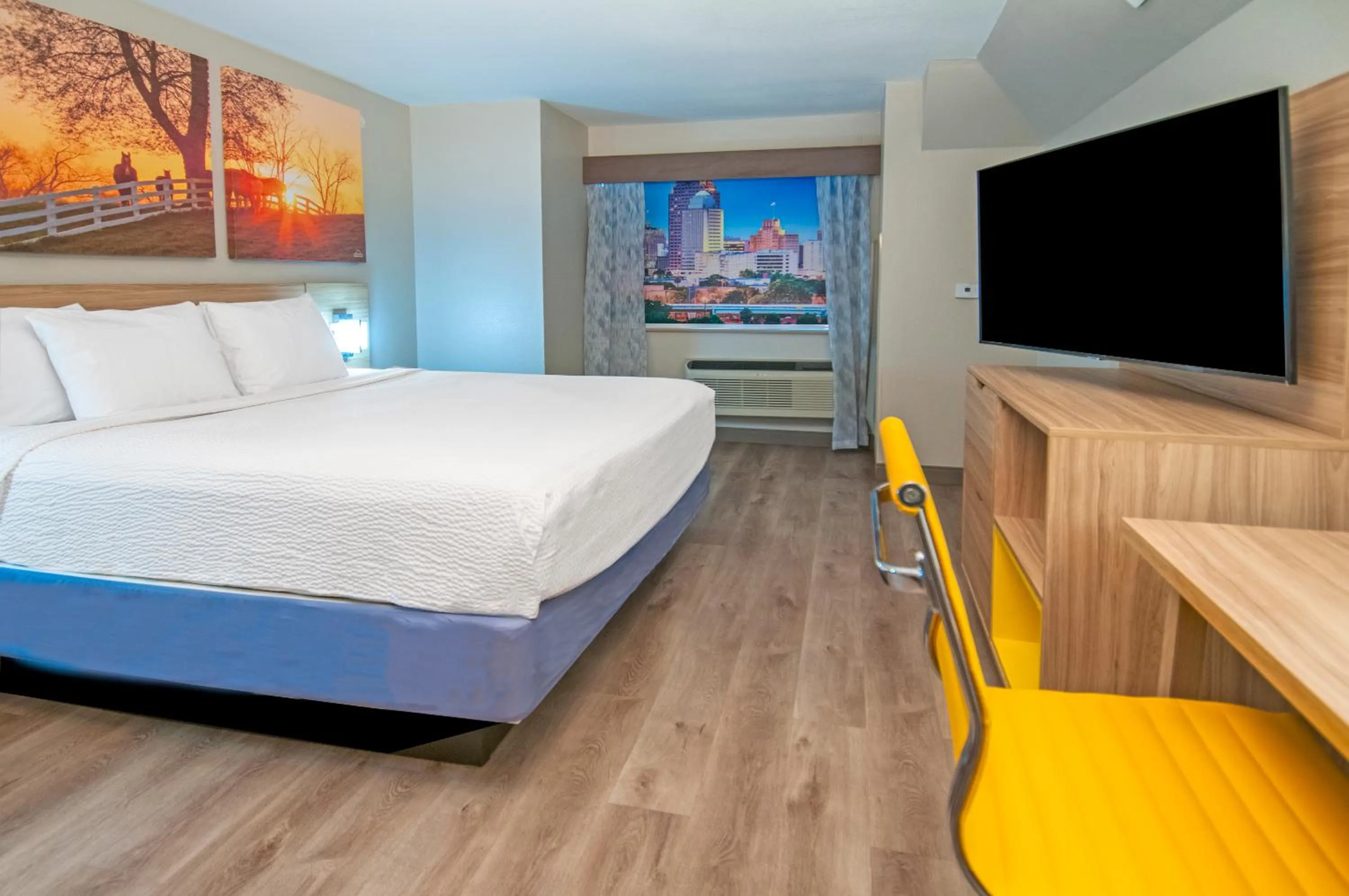 Bedroom, Bed in Days Inn & Suites by Wyndham San Antonio North/Stone Oak