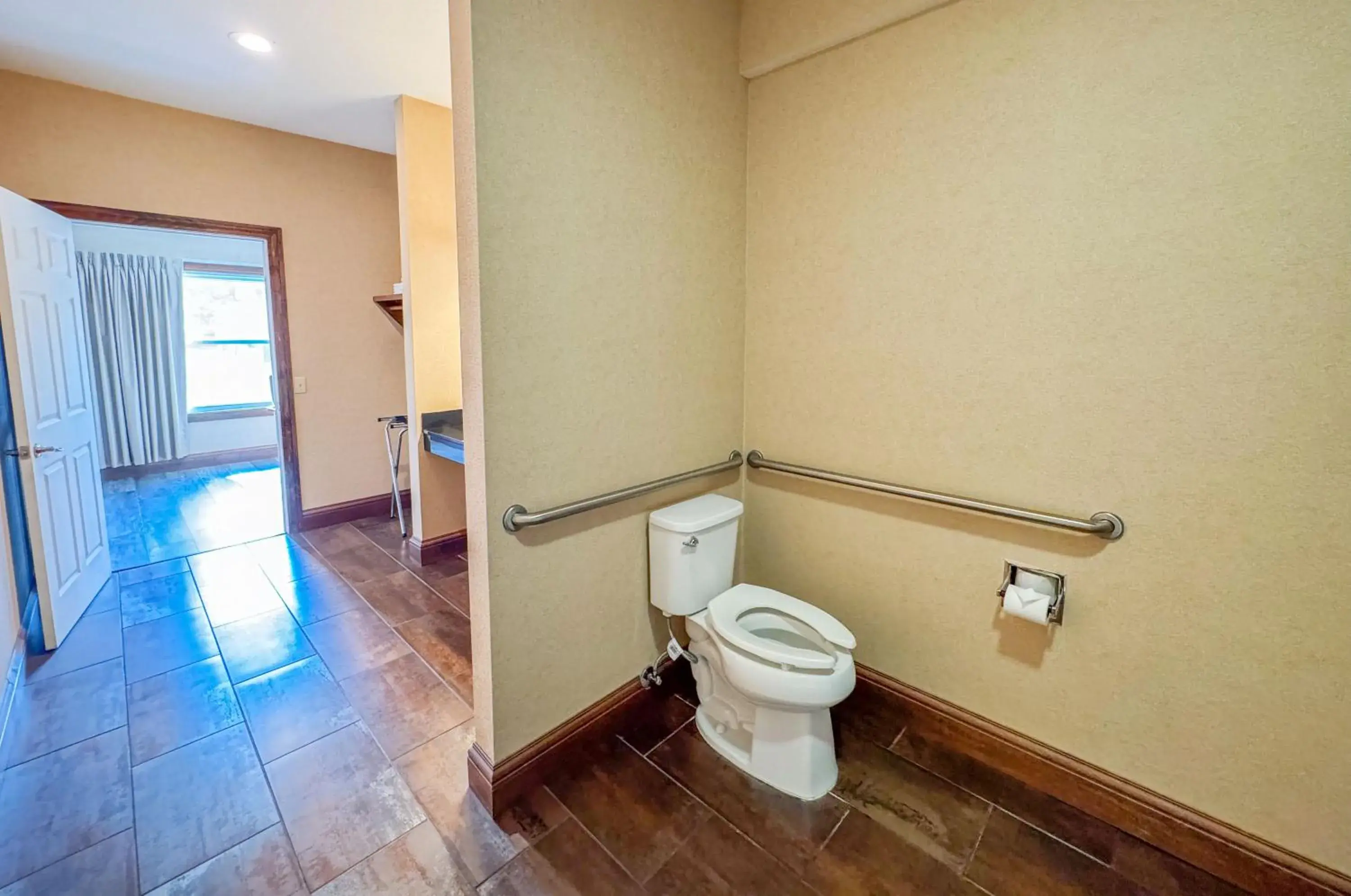 King Room - Disability Access/Smoking in Days Inn by Wyndham Mackinaw City - Lakeview King Room - Disability Access/Smoking in Days Inn by Wyndham Mackinaw City - Lakeview