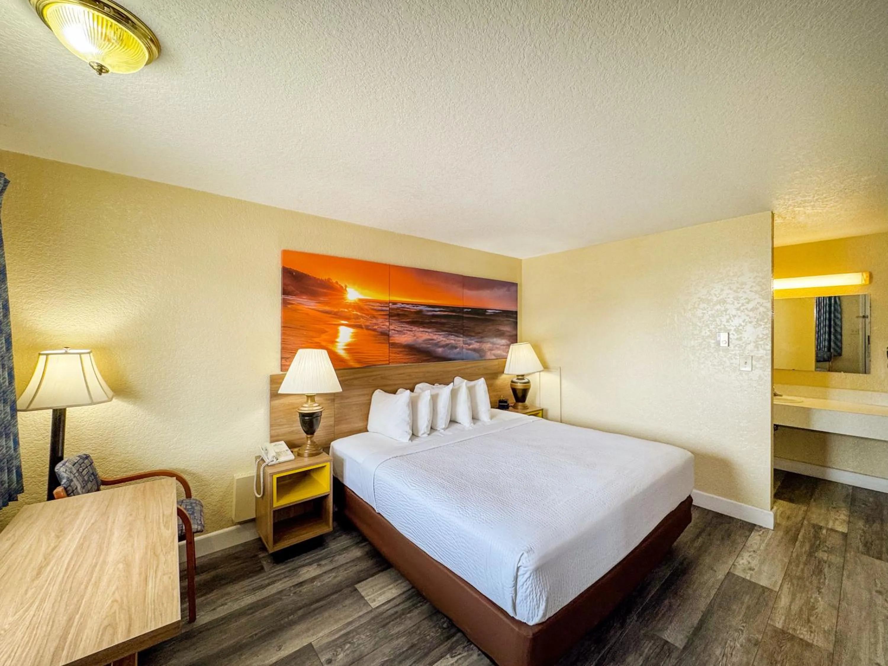 Bed in Days Inn by Wyndham Mackinaw City - Lakeview