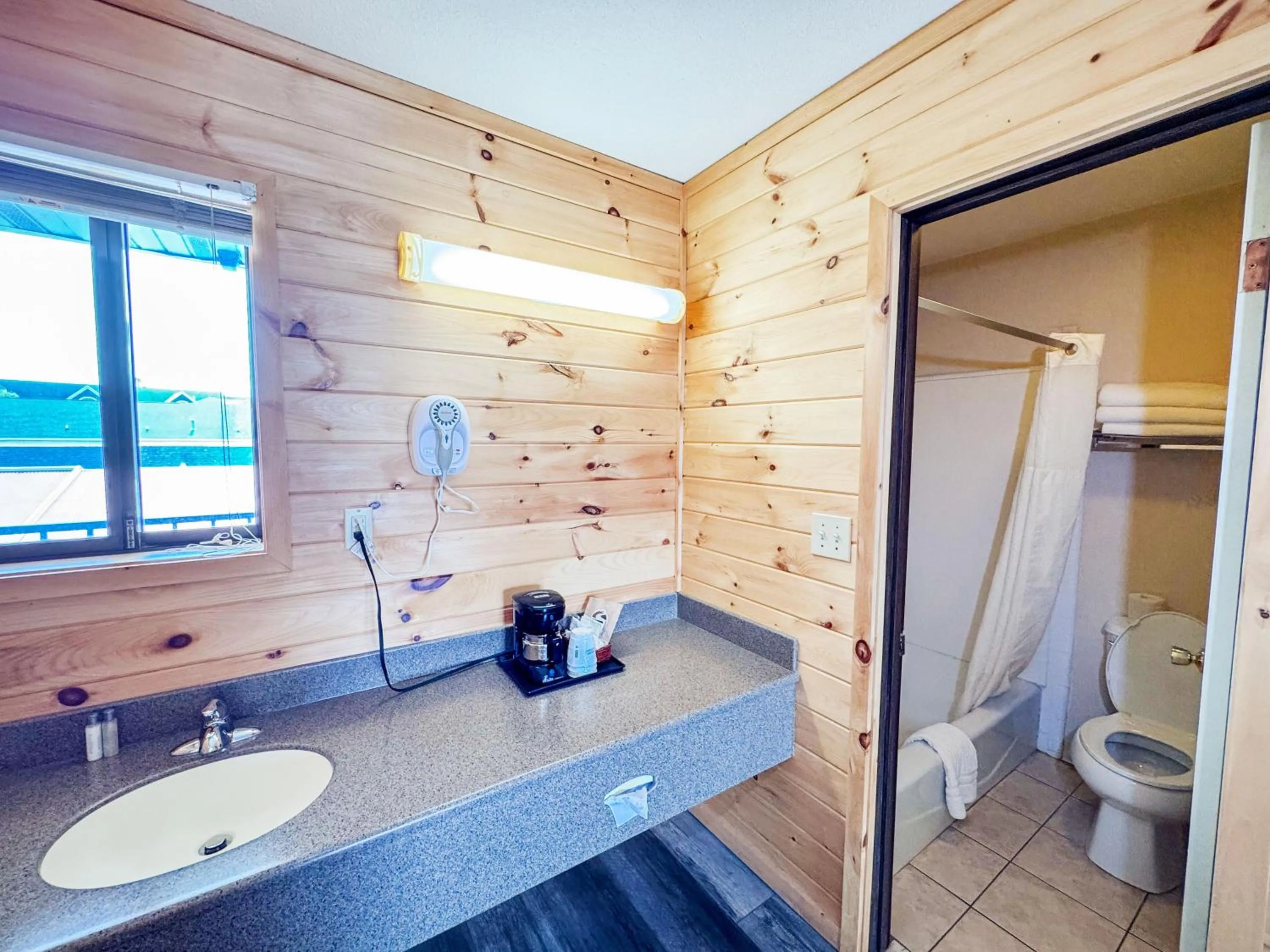 Days Inn by Wyndham Mackinaw City - Lakeview