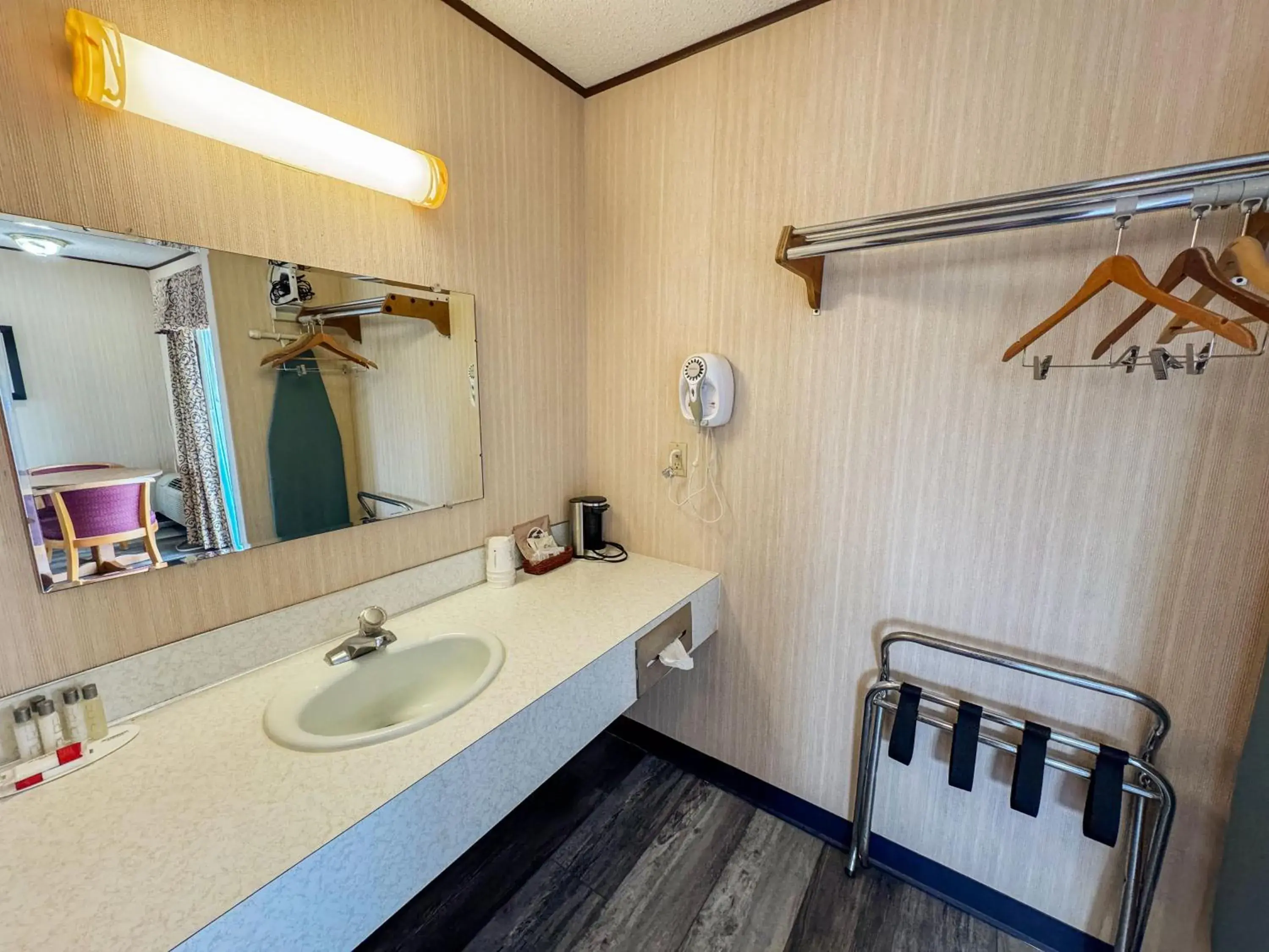 King Room- Non-Smoking in Days Inn by Wyndham Mackinaw City - Lakeview King Room- Non-Smoking in Days Inn by Wyndham Mackinaw City - Lakeview