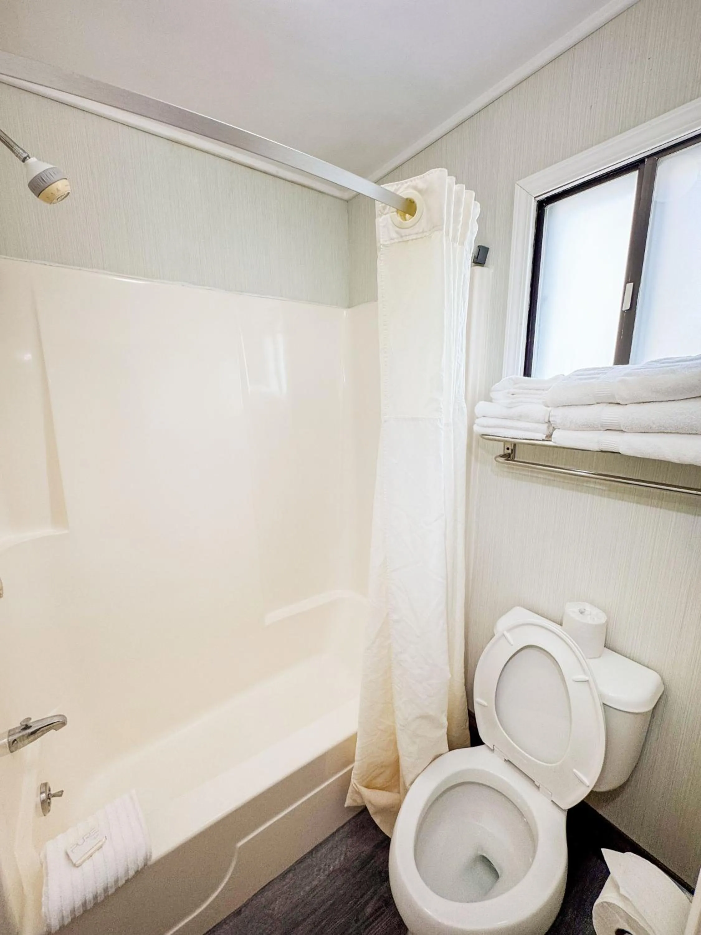 Days Inn by Wyndham Mackinaw City - Lakeview