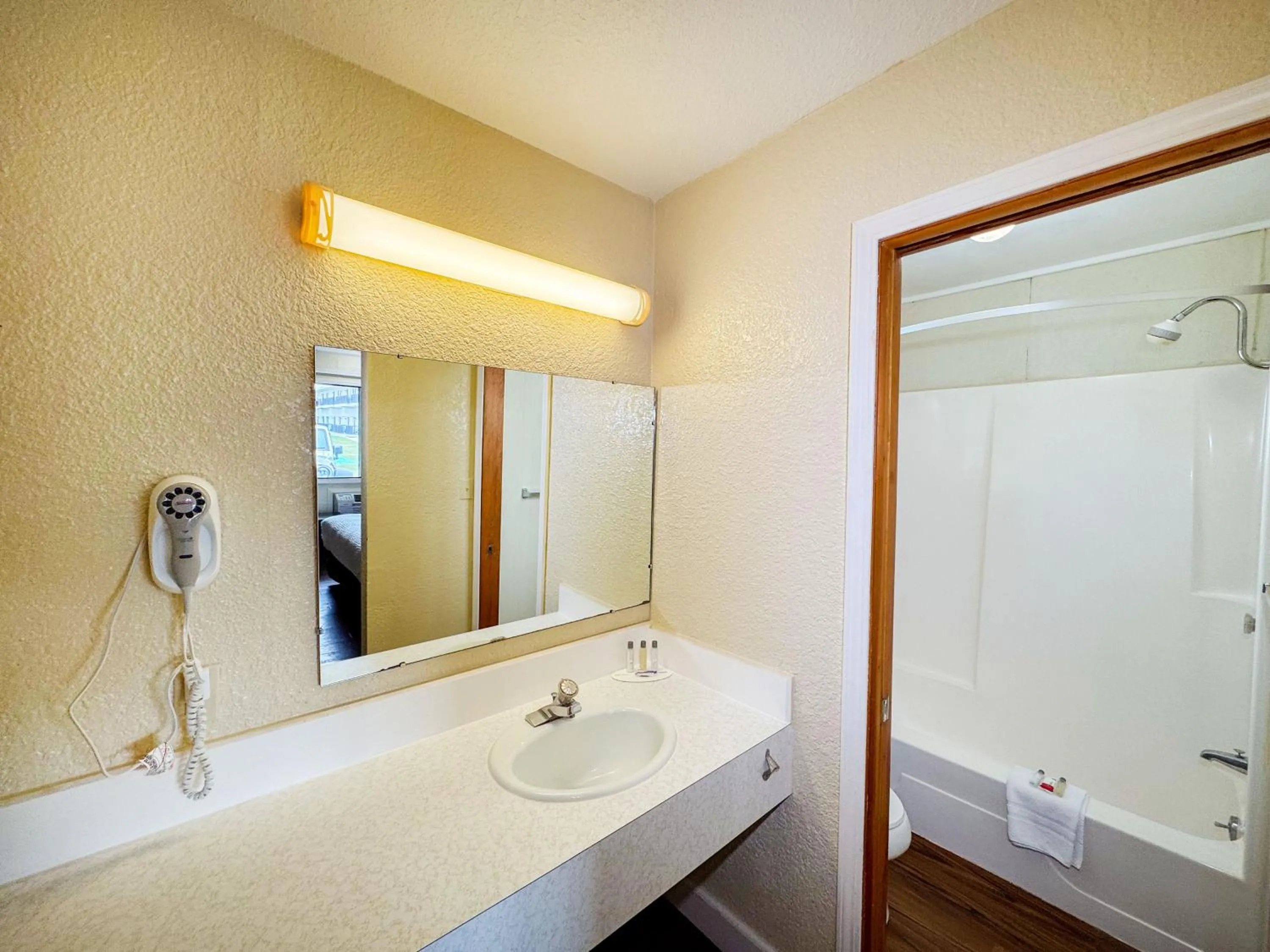 Days Inn by Wyndham Mackinaw City - Lakeview