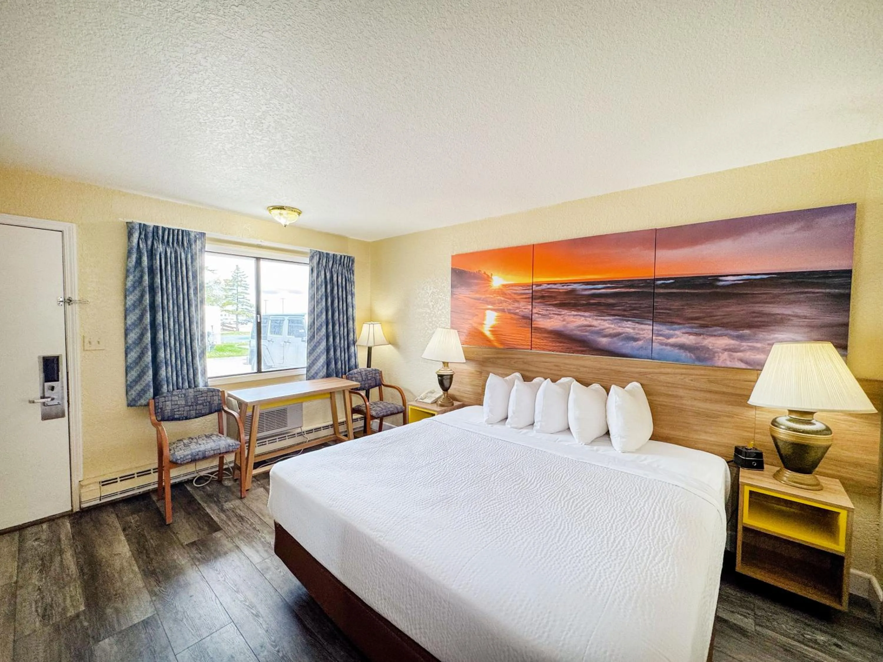 Bed in Days Inn by Wyndham Mackinaw City - Lakeview