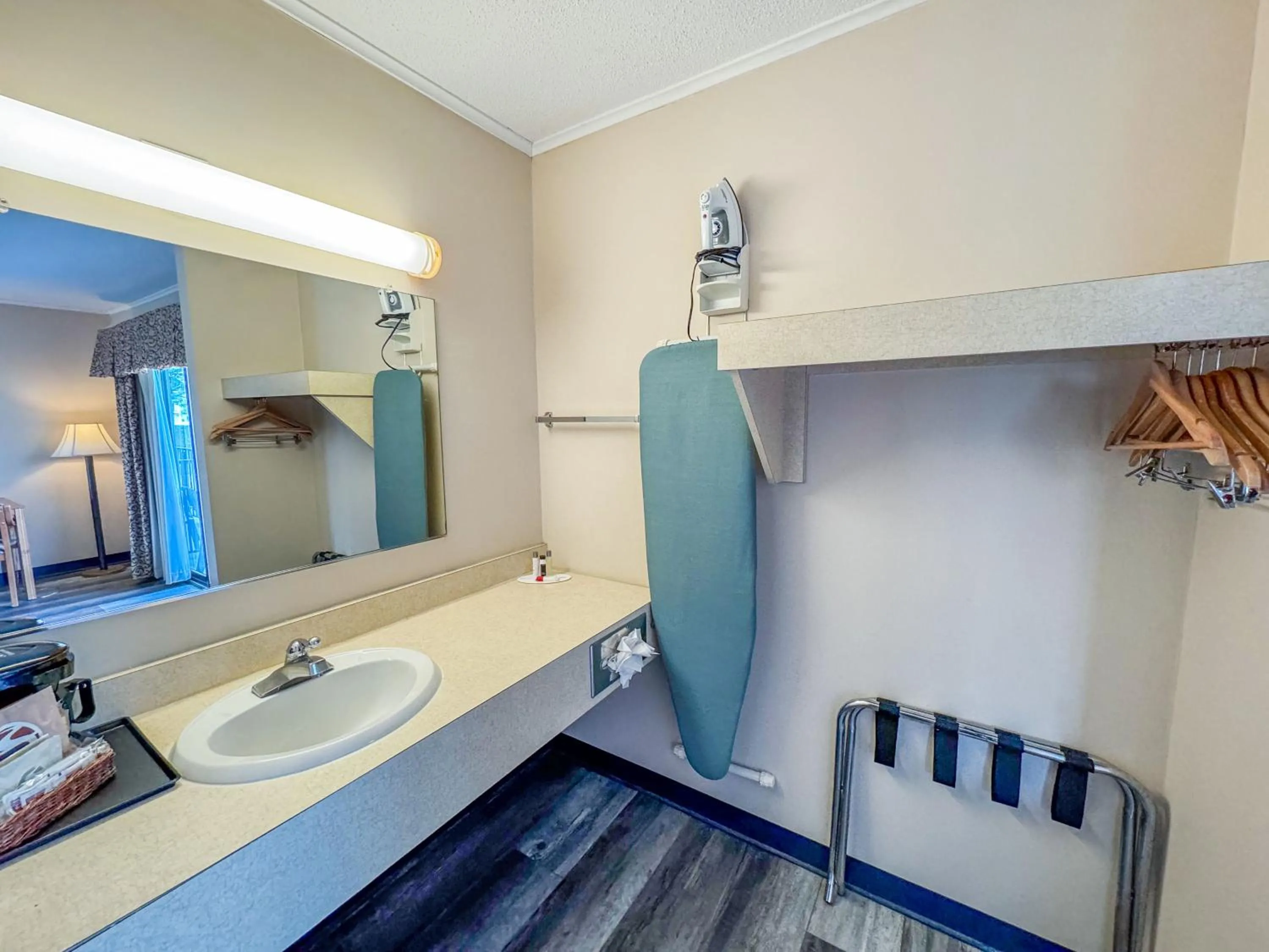 Days Inn by Wyndham Mackinaw City - Lakeview