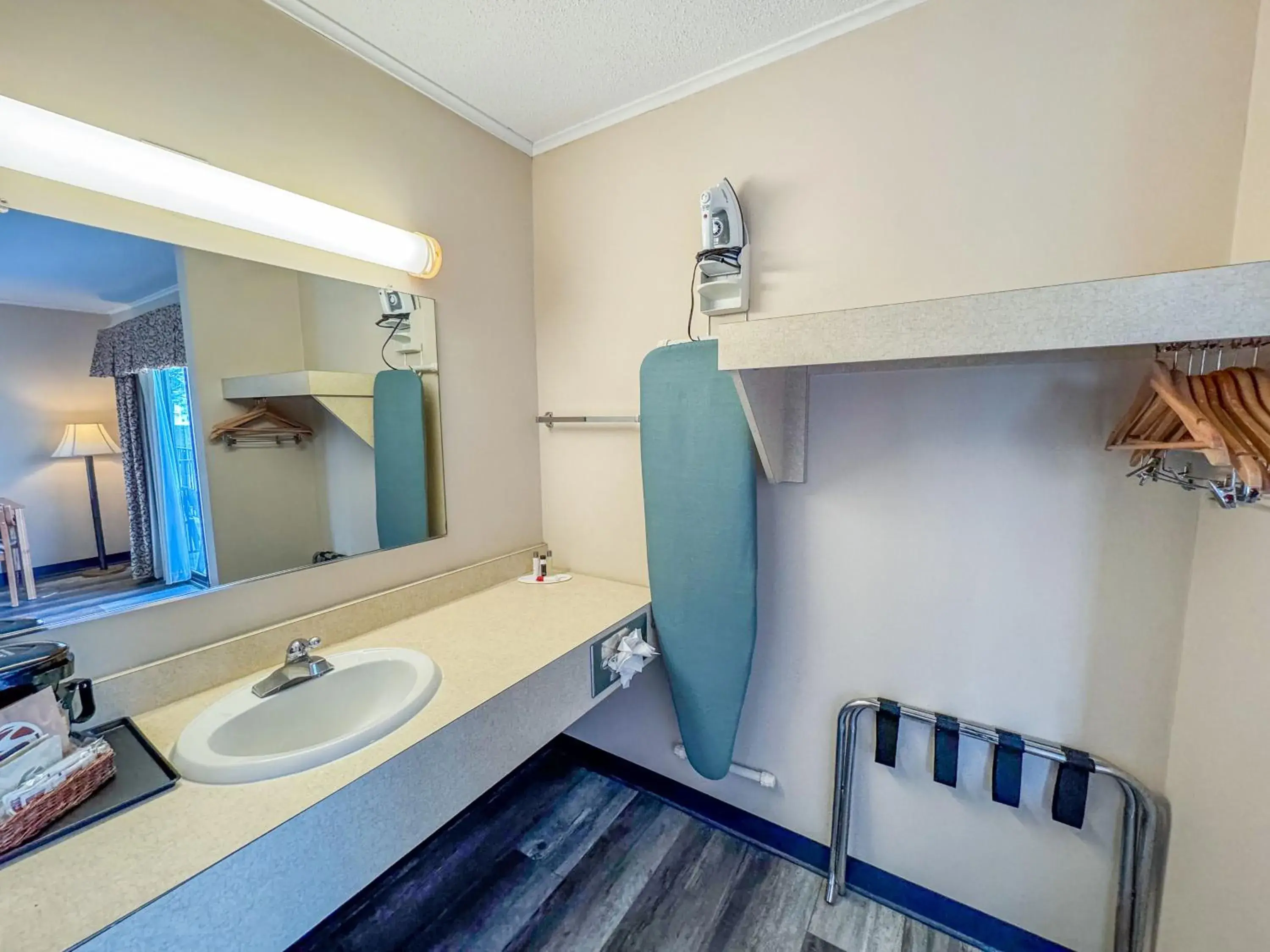 Deluxe King Suite in Days Inn by Wyndham Mackinaw City - Lakeview Deluxe King Suite in Days Inn by Wyndham Mackinaw City - Lakeview