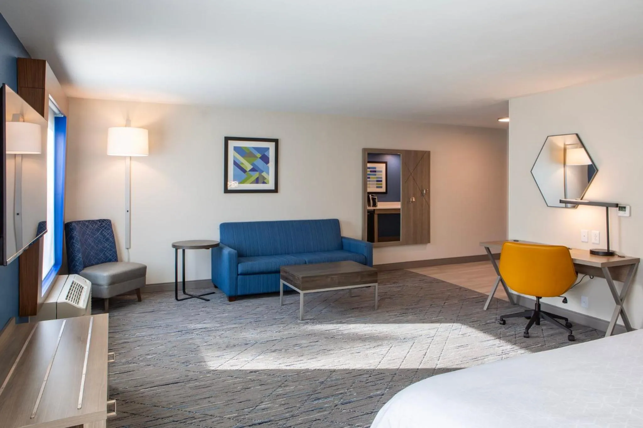 Photo of the whole room, Bed in Holiday Inn Express & Suites Sioux City-South by IHG