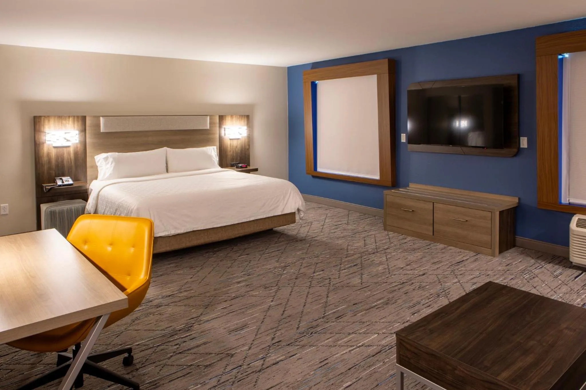 Photo of the whole room, Bed in Holiday Inn Express & Suites Sioux City-South by IHG