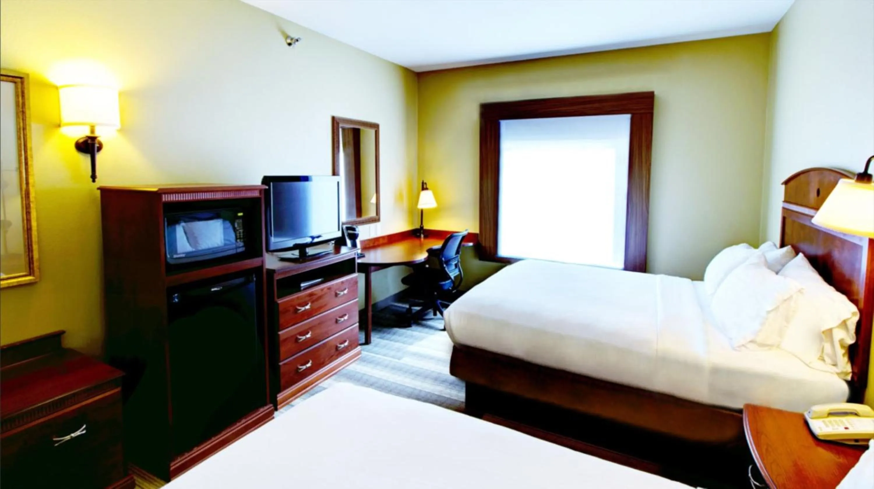 Photo of the whole room, Bed in Holiday Inn Express & Suites Sioux City-South by IHG
