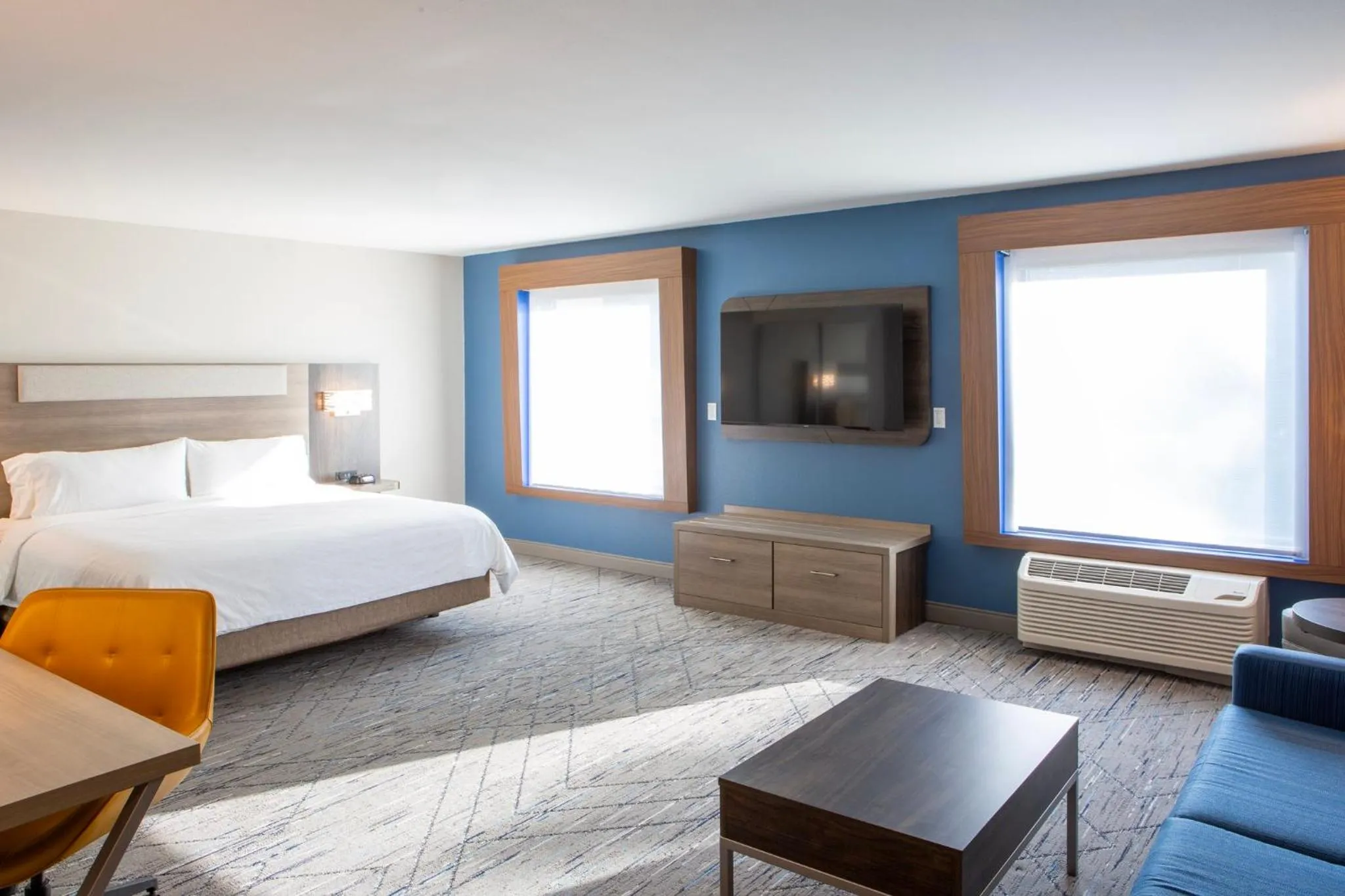 Photo of the whole room, Bed in Holiday Inn Express & Suites Sioux City-South by IHG
