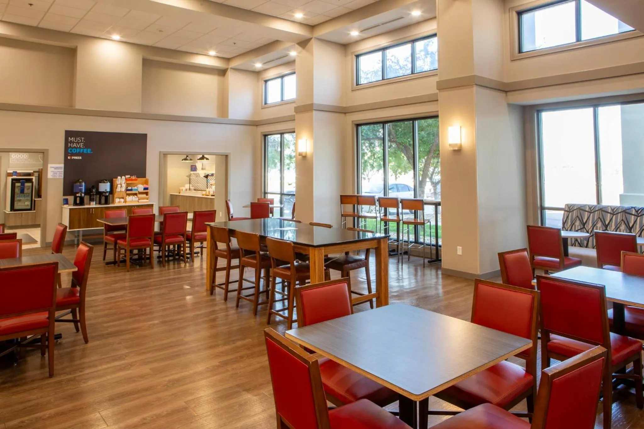 Breakfast in Holiday Inn Express & Suites Sioux City-South by IHG