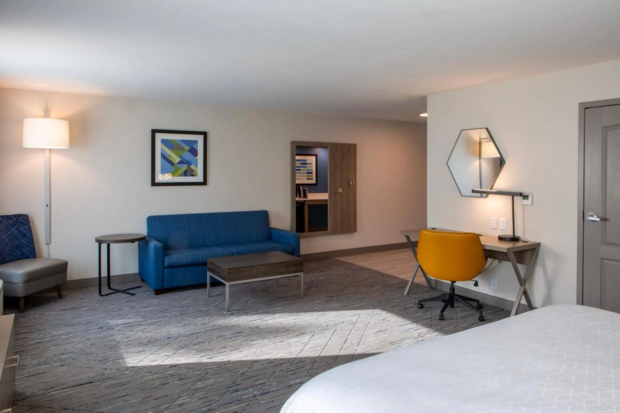 Photo of the whole room, Bed in Holiday Inn Express & Suites Sioux City-South by IHG