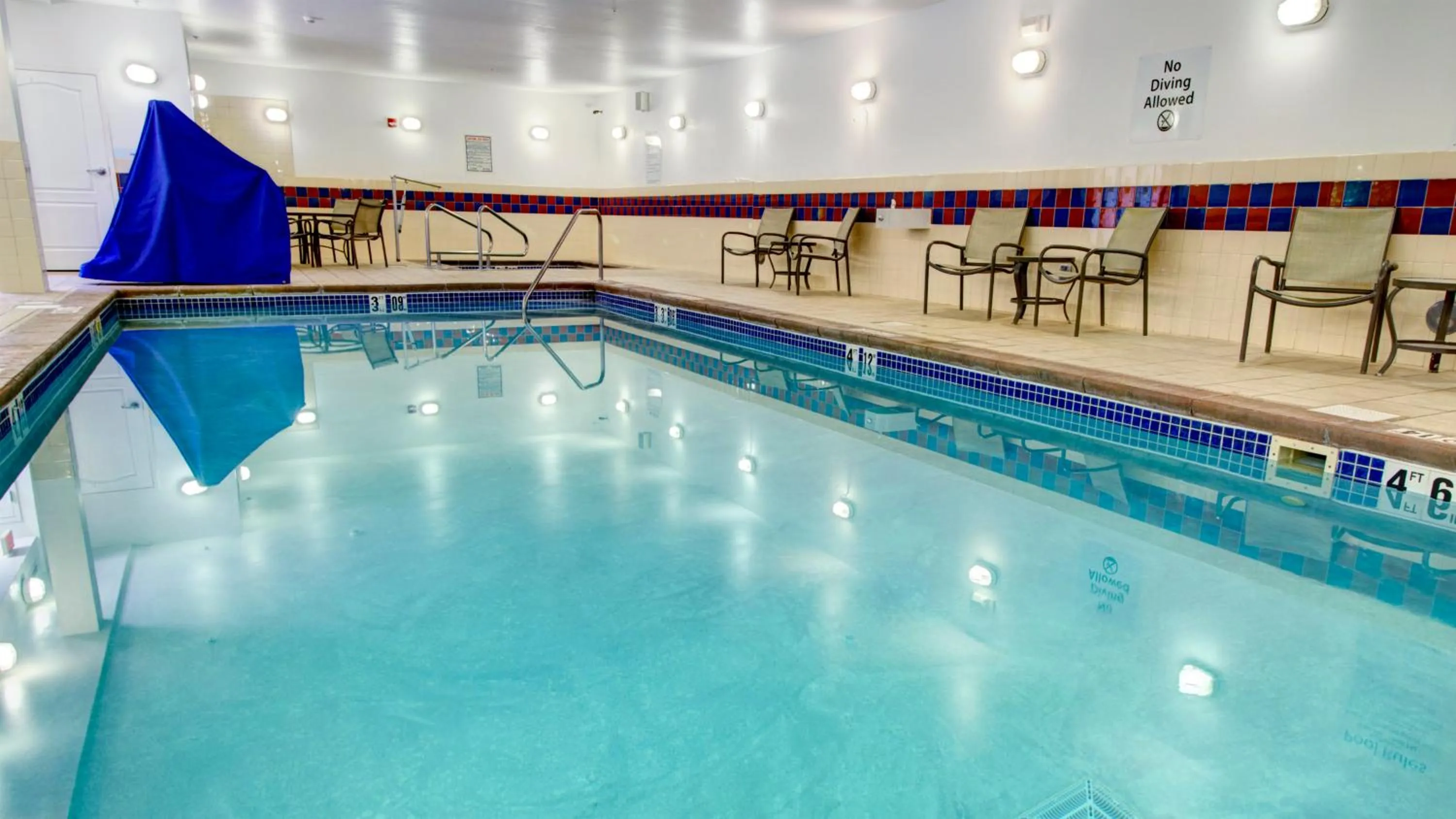 Swimming pool in Holiday Inn Express & Suites Sioux City-South by IHG
